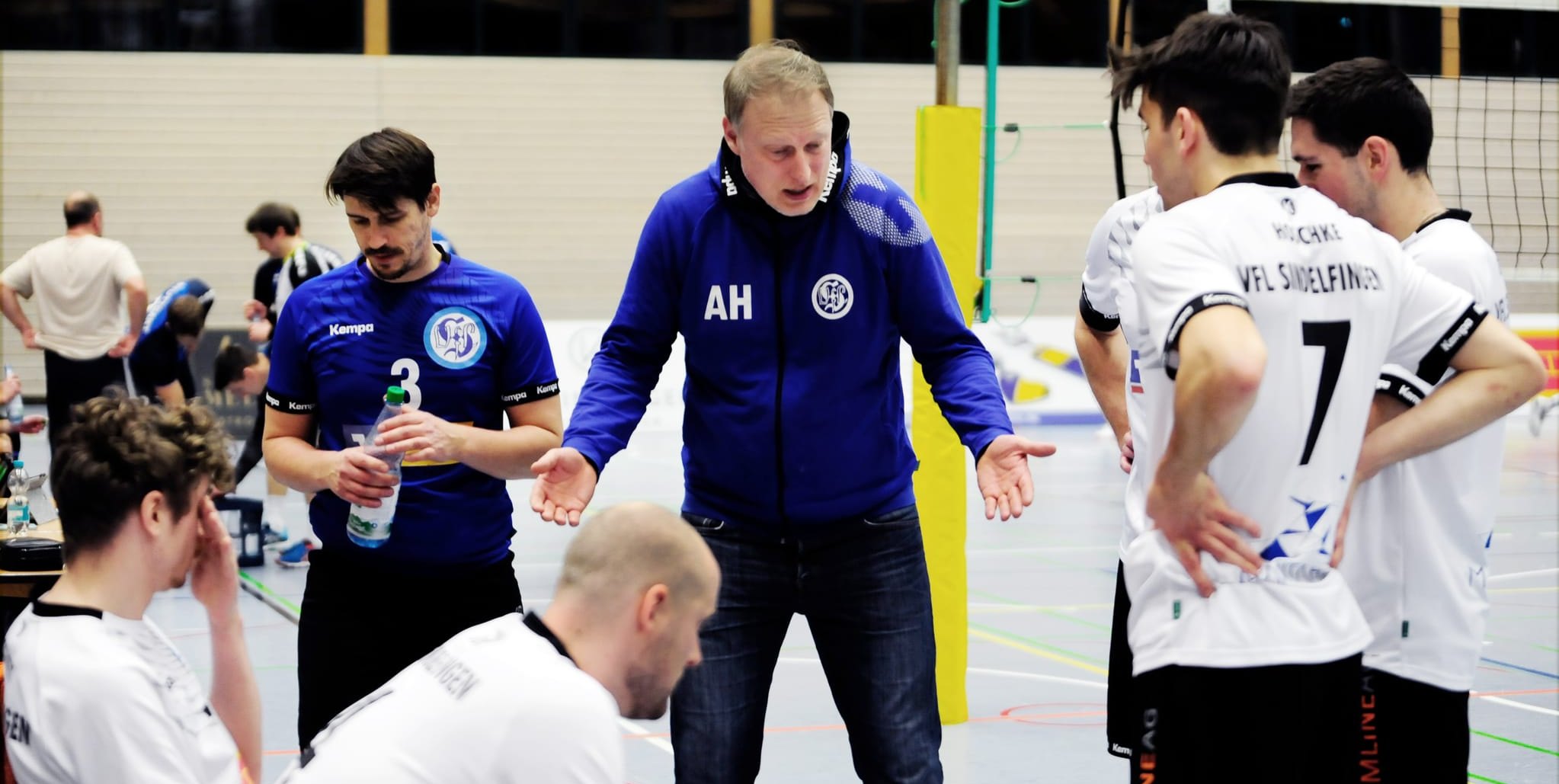 Große Enttäuschung bei VfL-Trainer Alexander Haas und seinen Spielern.