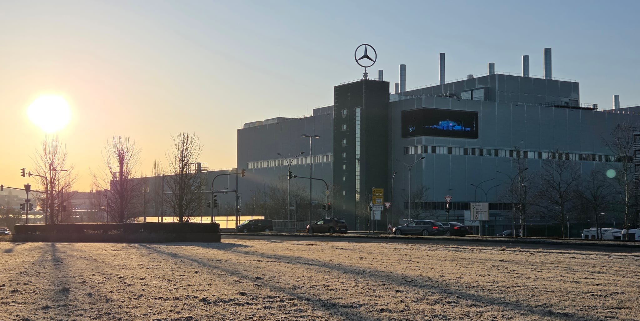 Das Sindelfinger Mercedes-Benz-Werk in Sindelfingen in der Abendsonne. Die hundertjährige Erfolgsgeschichte soll weiter geschrieben  werden.
