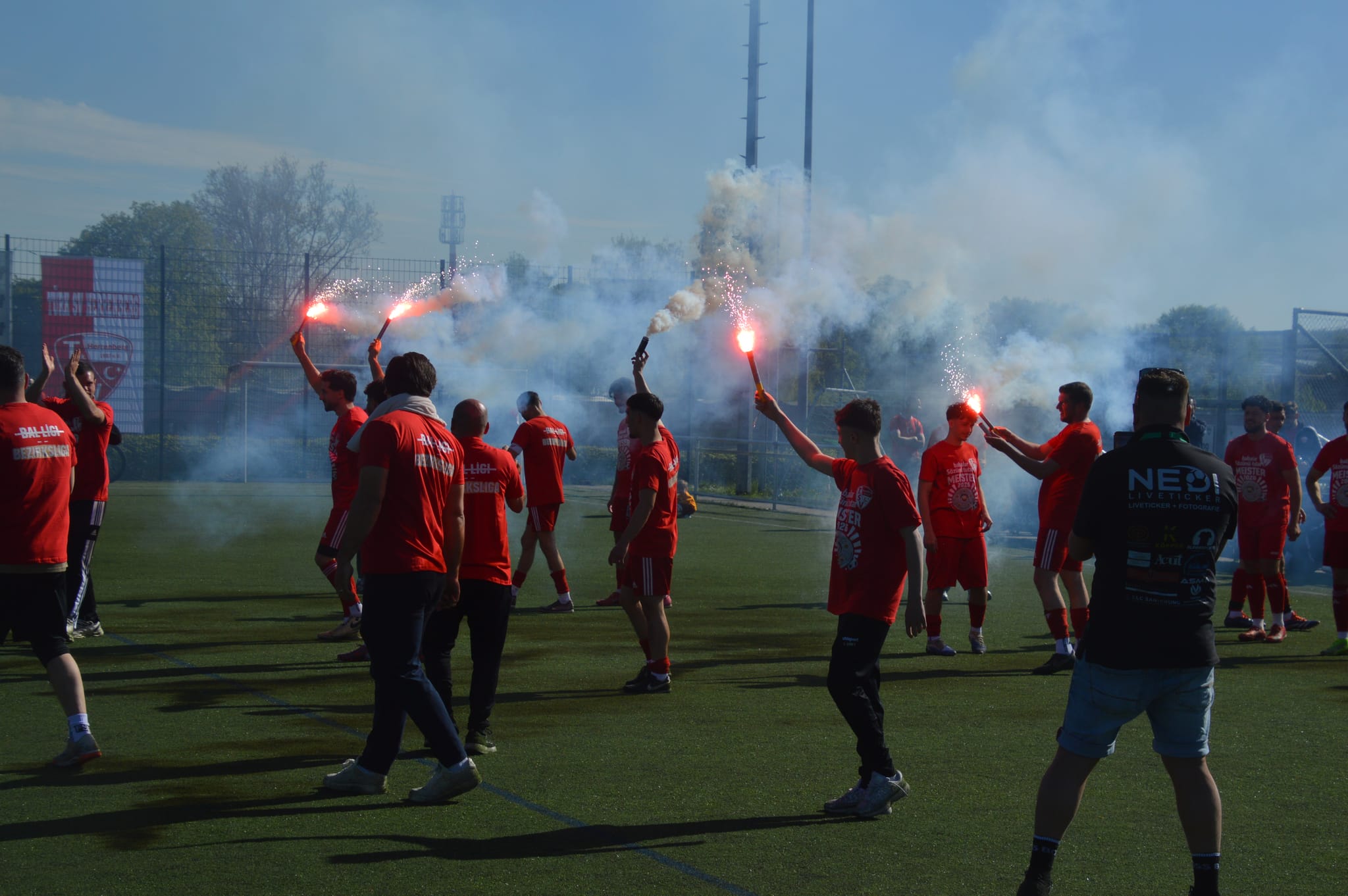 Der Türk SV Herrenberg feiert den Meistertitel.