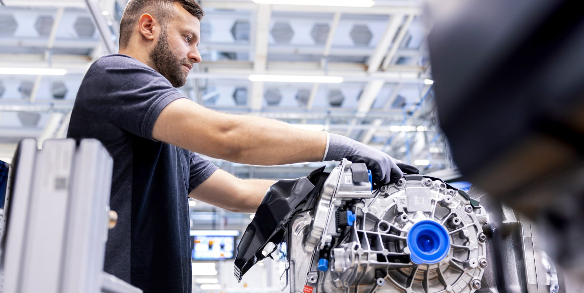 Die Montage der elektrischen Antriebseinheiten für den CLA zu einem Gesamtsystem im Werk Untertürkheim.