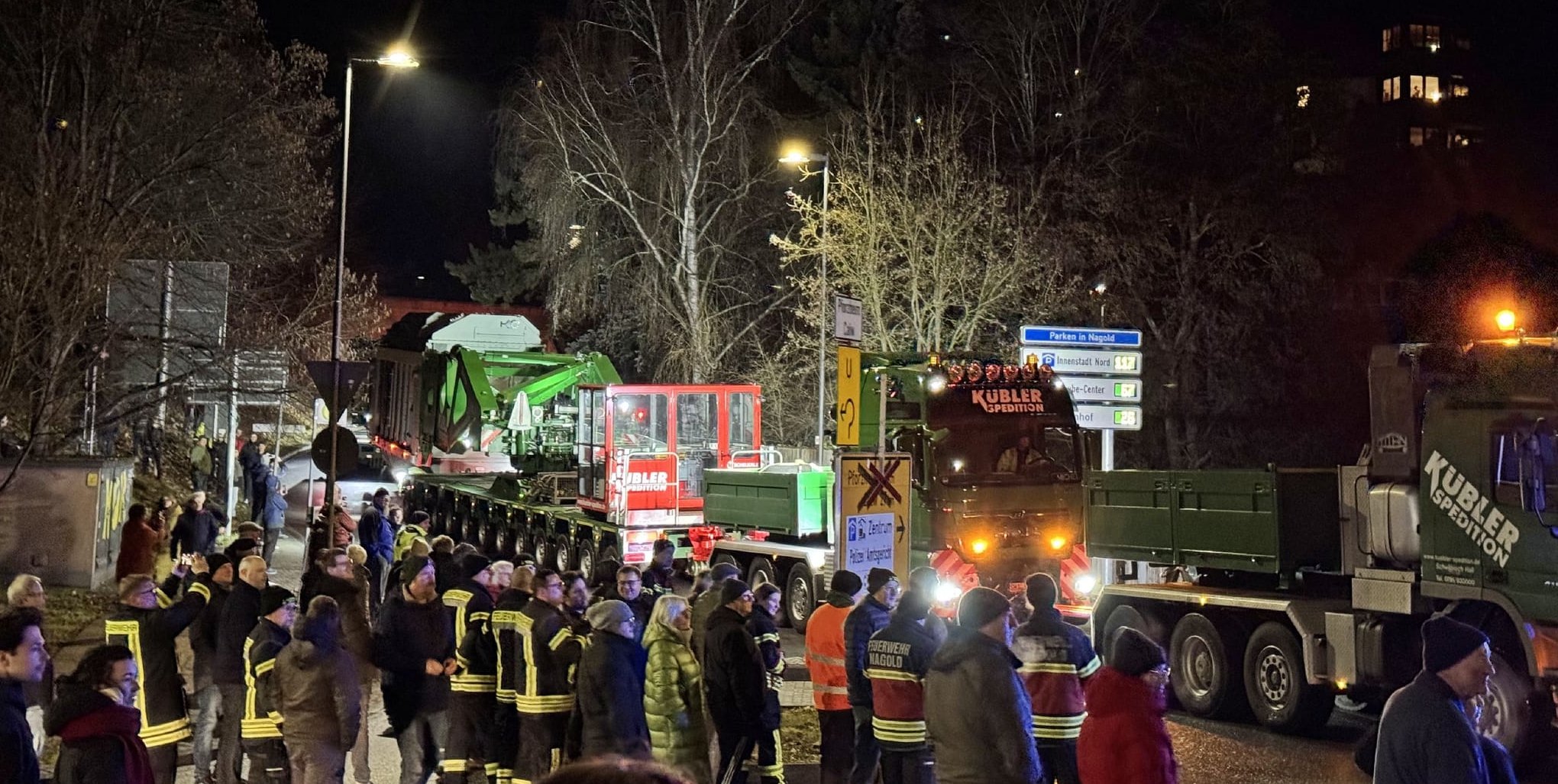 Der Transporter lockten viele Zuschauer an. Feuerwehr und Polizei begleiteten die Fahrt von Nagolf nach jettingen. 	Bild: SDMG/Dettenmeyer