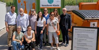 Einweihung des Verschenk-Häusles auf dem Wertstoffhof in Grafenau. Hintere Reihe von links: AWB-Werkleiter Martin Wuttke, Sachgebietsleiter Rolf Henninger, ehrenamtliche Helfer: Jörg Schreiber, Annalisa Mornhinweg, Manuela Kerl, Rita Graf und Astrid Kiefer, daneben Bürgermeister Martin Thüringer. Vorne vom Abfallwirtschaftsbetrieb Kerstin Höch (links) und Annika Bender.