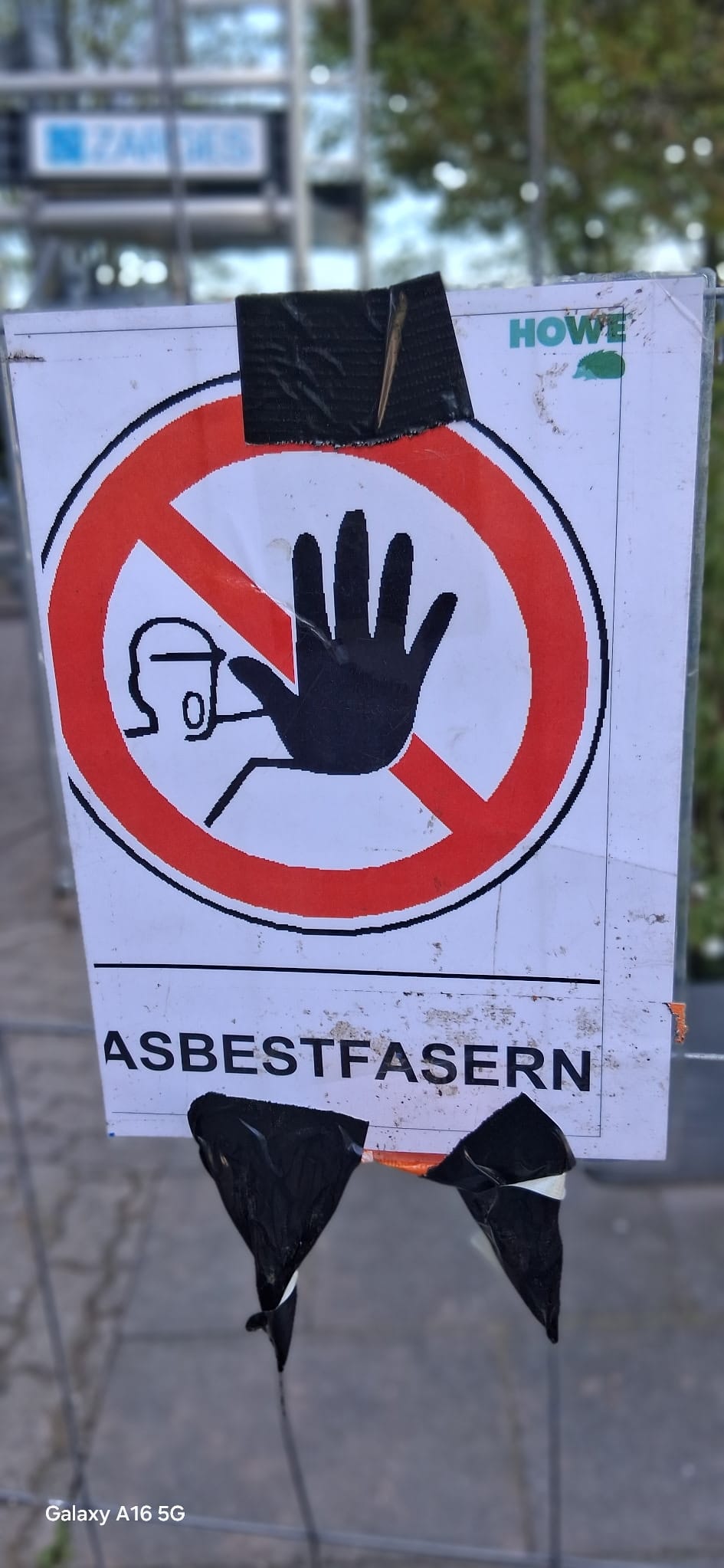 Ein Anwohner hat das Schild an der Baustelle fotografiert.
