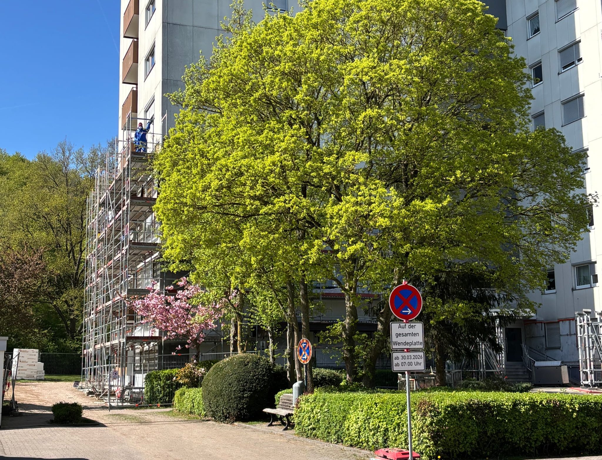 Aktuell wird das Hochhaus saniert.