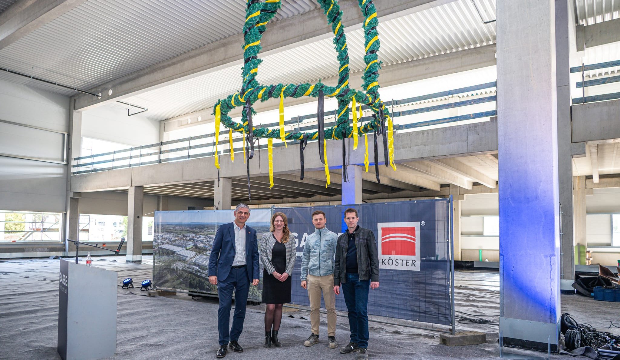 Ioannis Delakos, Kathrin Fuhrmann (Garbe Industrial),  Artur Springer und Volker Gradl (Köster GmbH) beim Richtfest.