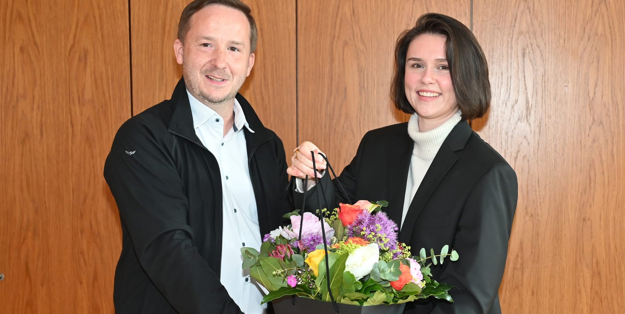 Bürgermeister Florian Glock beglückwünscht die Magstadter Neu-Bürgerin Constance Dizendorf zum zweiten Platz bei der Musikshow „Deutschland sucht den Superstar“. Bild: Reichert