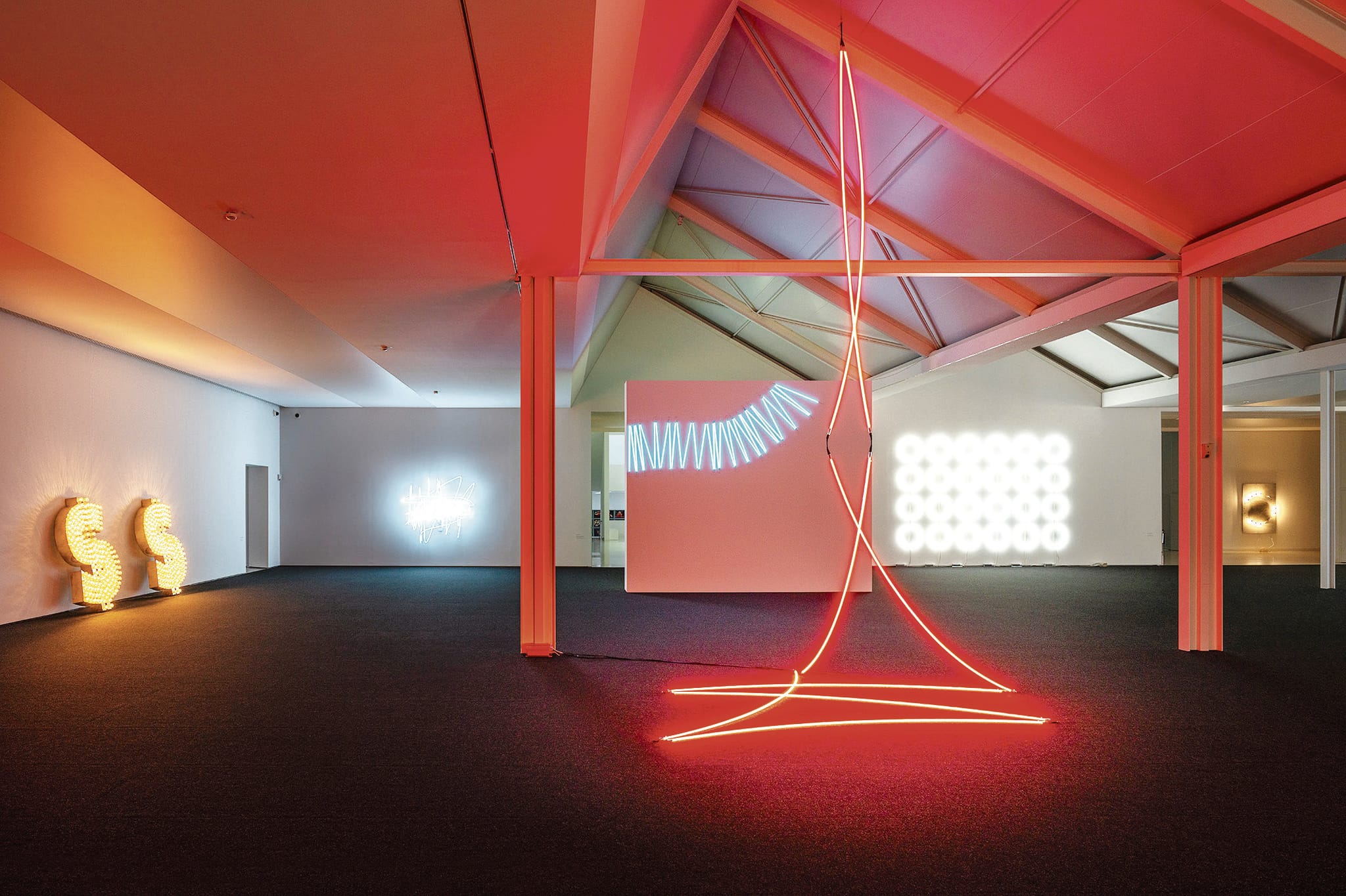 Blick in die Ausstellung „Neon, LED & Co - Lichtunst aus der Sammlung Schaufler“.