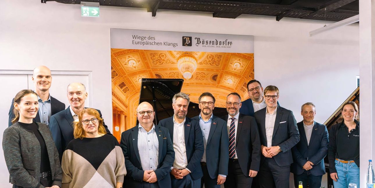 Gemeinsames Gruppenbild bei Piano Hölzle (von links): Sonja Hölzle, Peter Seimer, Wilhelm und Gabriele Hölzle, Thomas Wagner, Christoph Gräter, Hartmut Nietsch, Peter Friedrich, Felix Rapp, Markus Kleemann, Aaron Max Tengler und Fee Kringler.