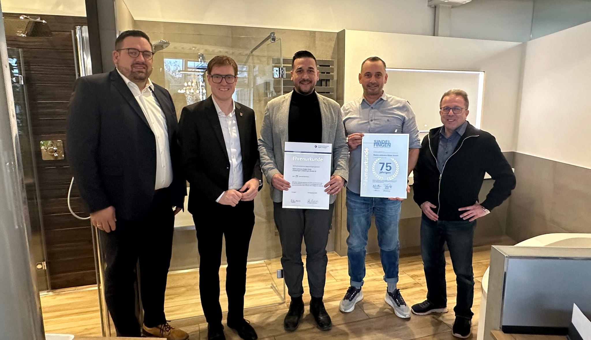 Von links: Felix Rapp, Geschäftsführer der WSG, Markus Kleemann, Oberbürgermeister Sindelfingen, Marcel Lopes und Steffen Riehm, Geschäftsführer Riehm schönere Bäder GmbH und der Maichinger Ortsvorsteher Wolfgang Stierle.