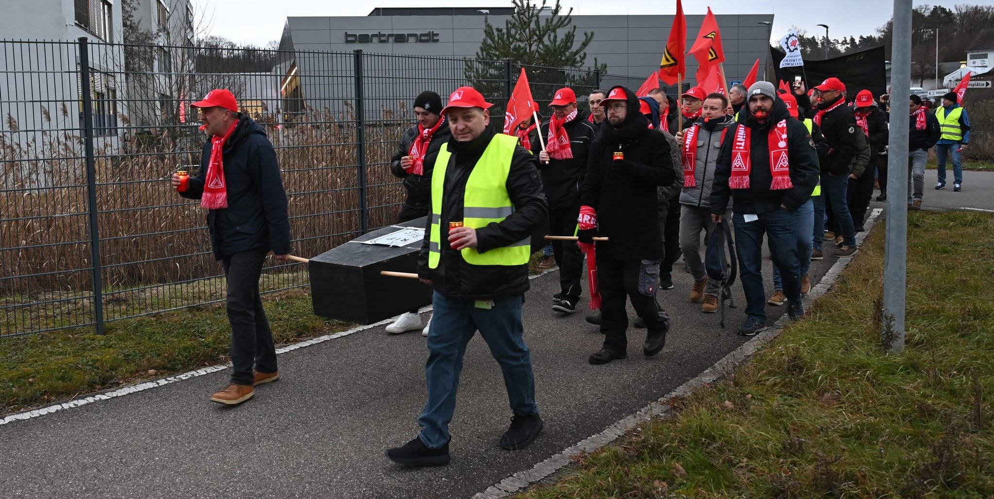 Der Betriebsratsvorsitzende Holger Lung (mit der gelben Weste) führte im Dezember den Protestmarsch vor der Ehninger Zentrale der Bertrandt AG an.