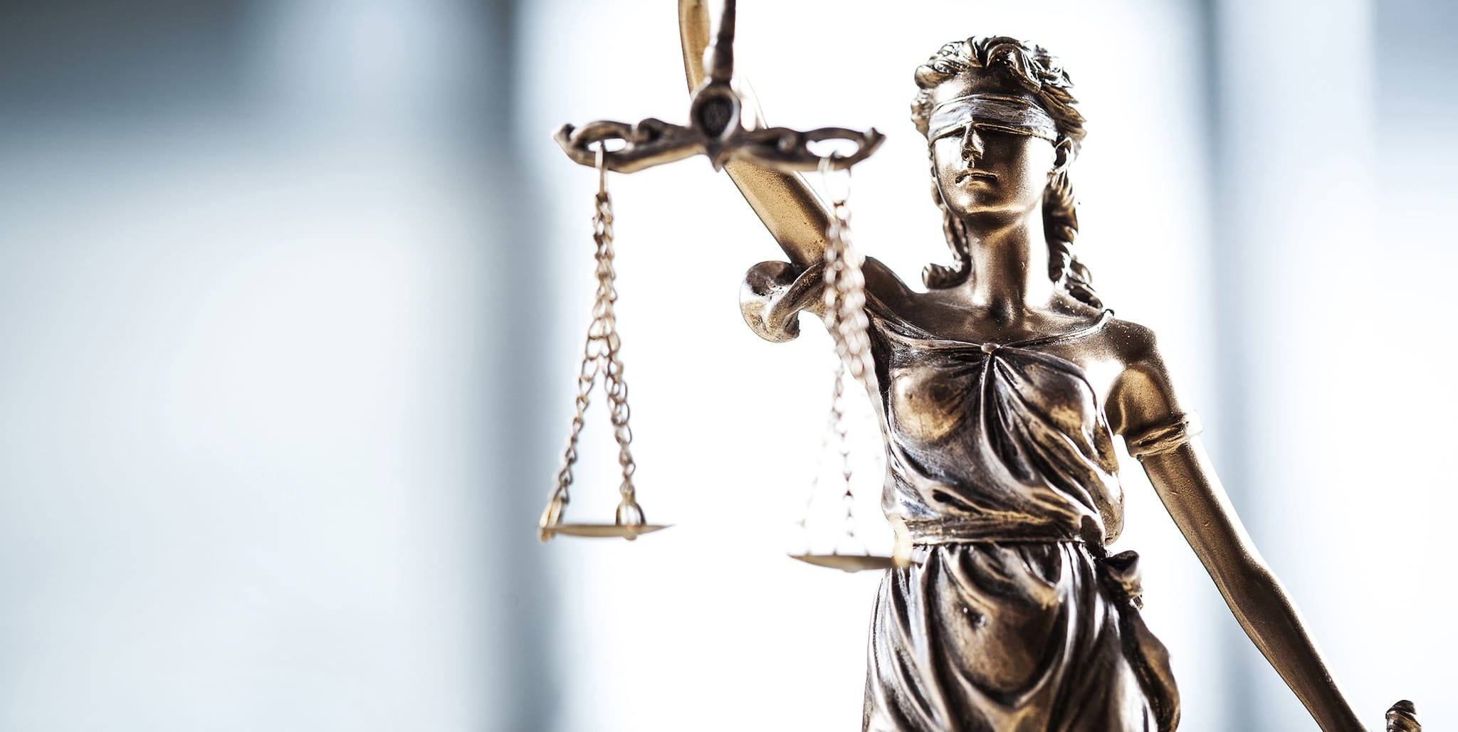 Justitia hat die Augen verbunden, sie wägt das Recht ab ohne Ansehen der Person. Bild: sebra / Adobe Stock