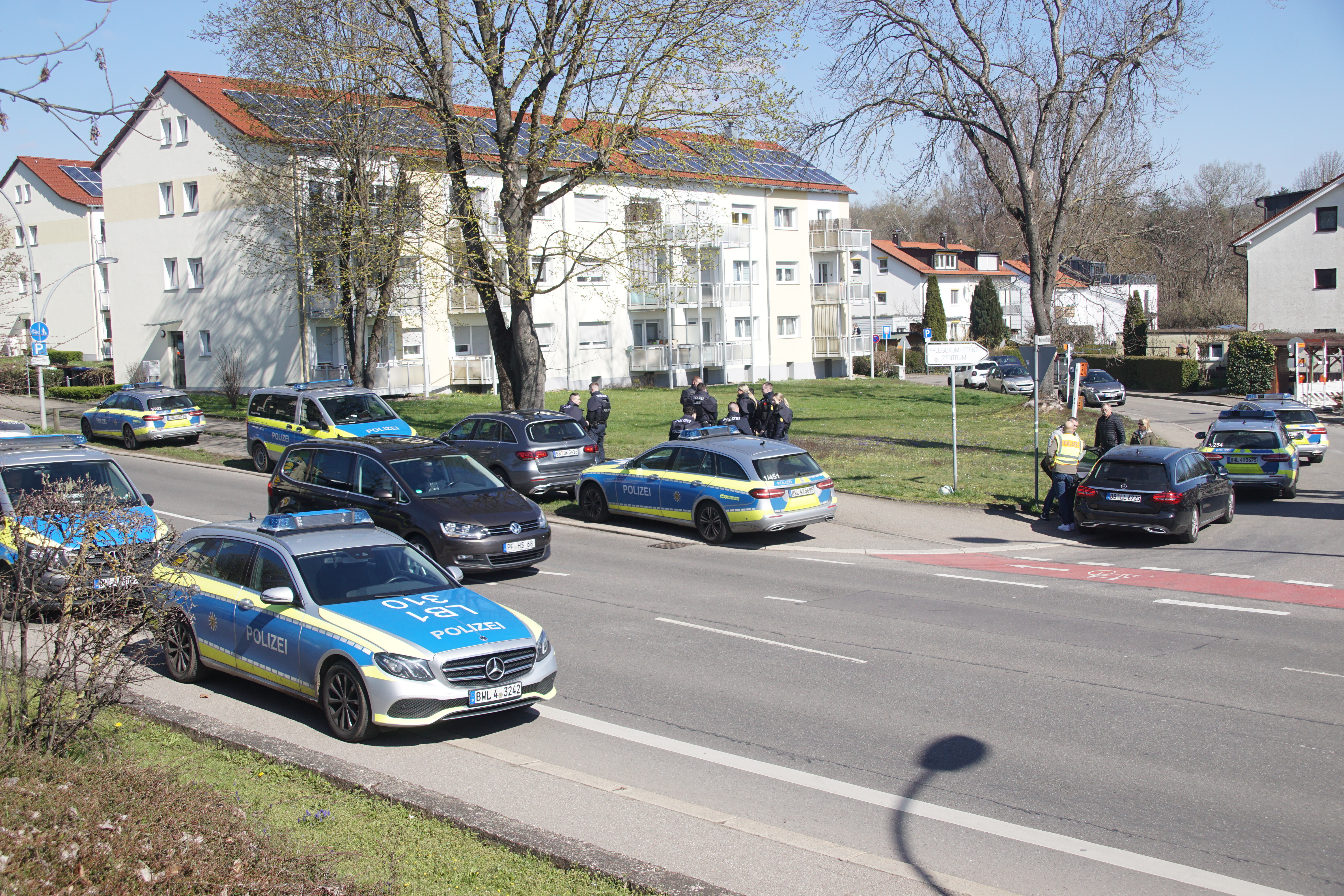In der Leonberger Straße sammeln sich die Einsatzkräfte.       Bild: Dettenmeyer
