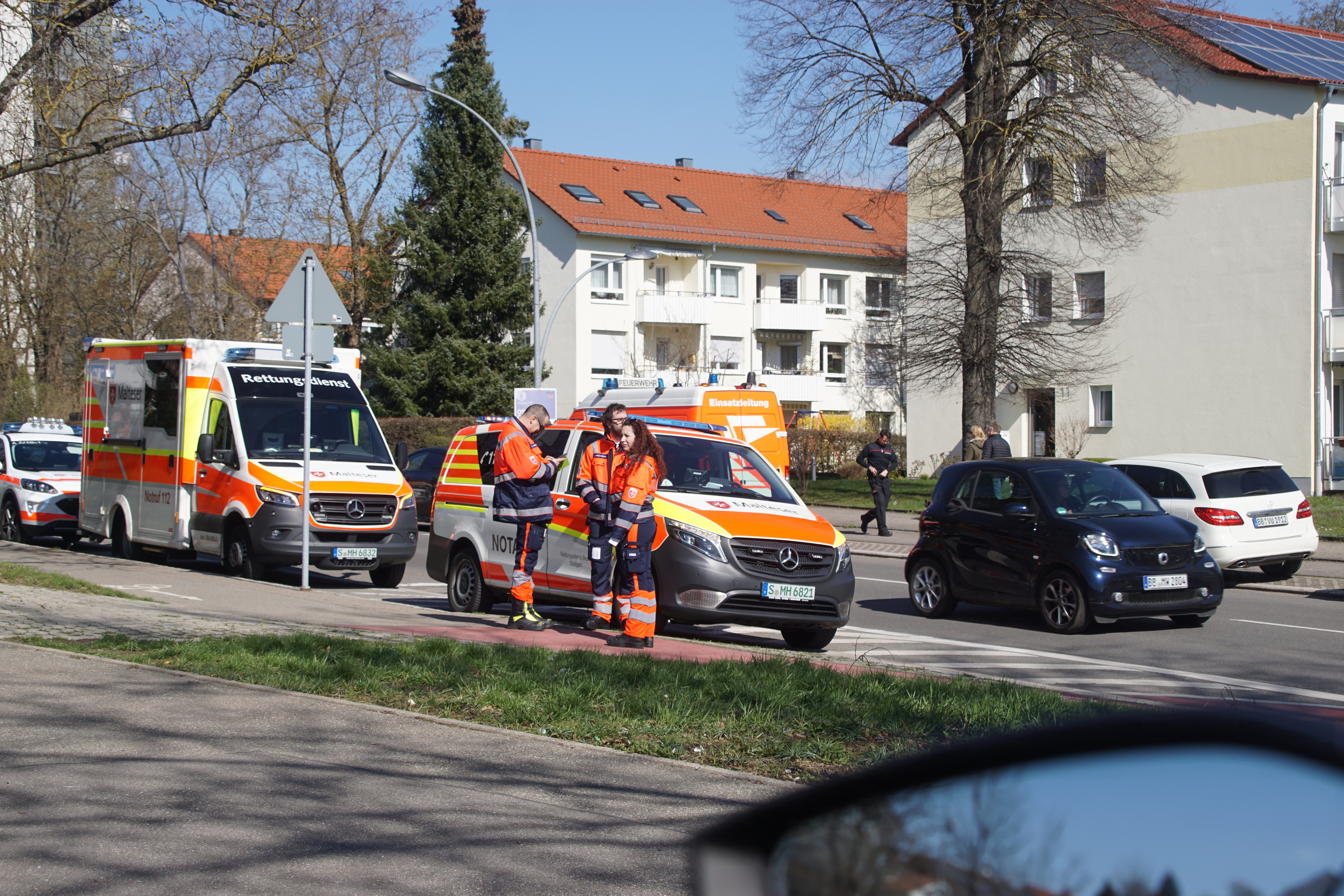 Der Rettungsdienst macht sich bereit.      Bild: Dettenmeyer