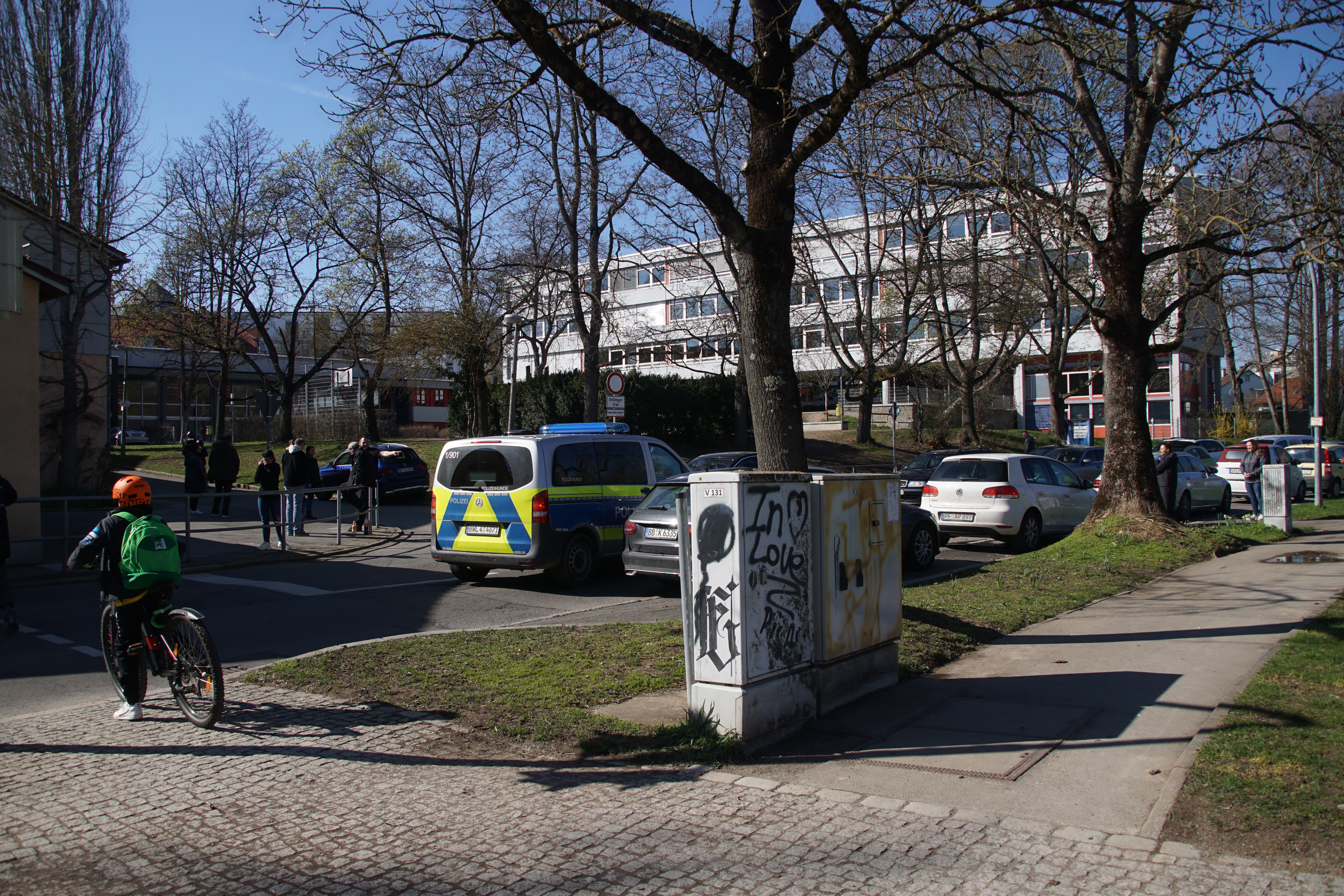 Kurz nach Alarmeingang an der Realschule Klostergarten. Hier ist die Lage noch völlig unklar.     Bild: Dettenmeyer