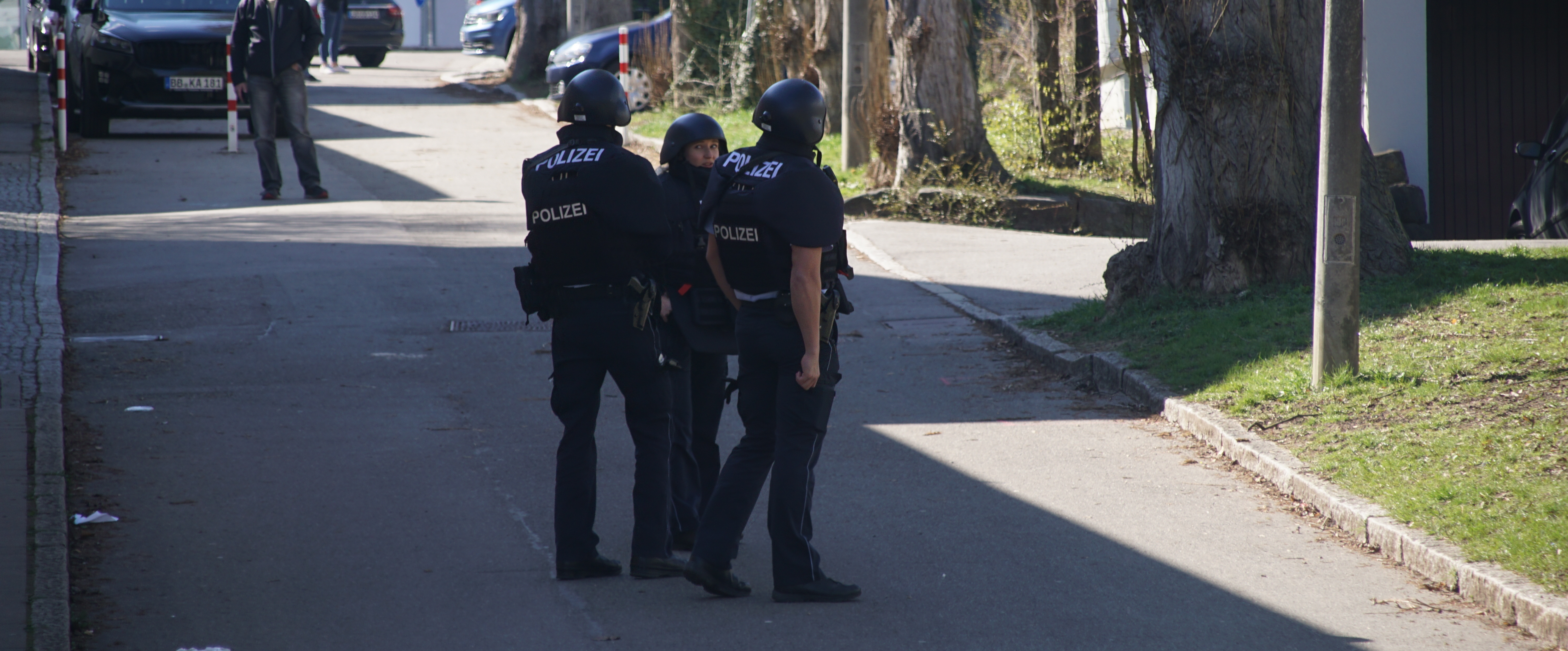 Polizeibeamte zwischen Realschule und Grundschule.      Bild: Dettenmeyer