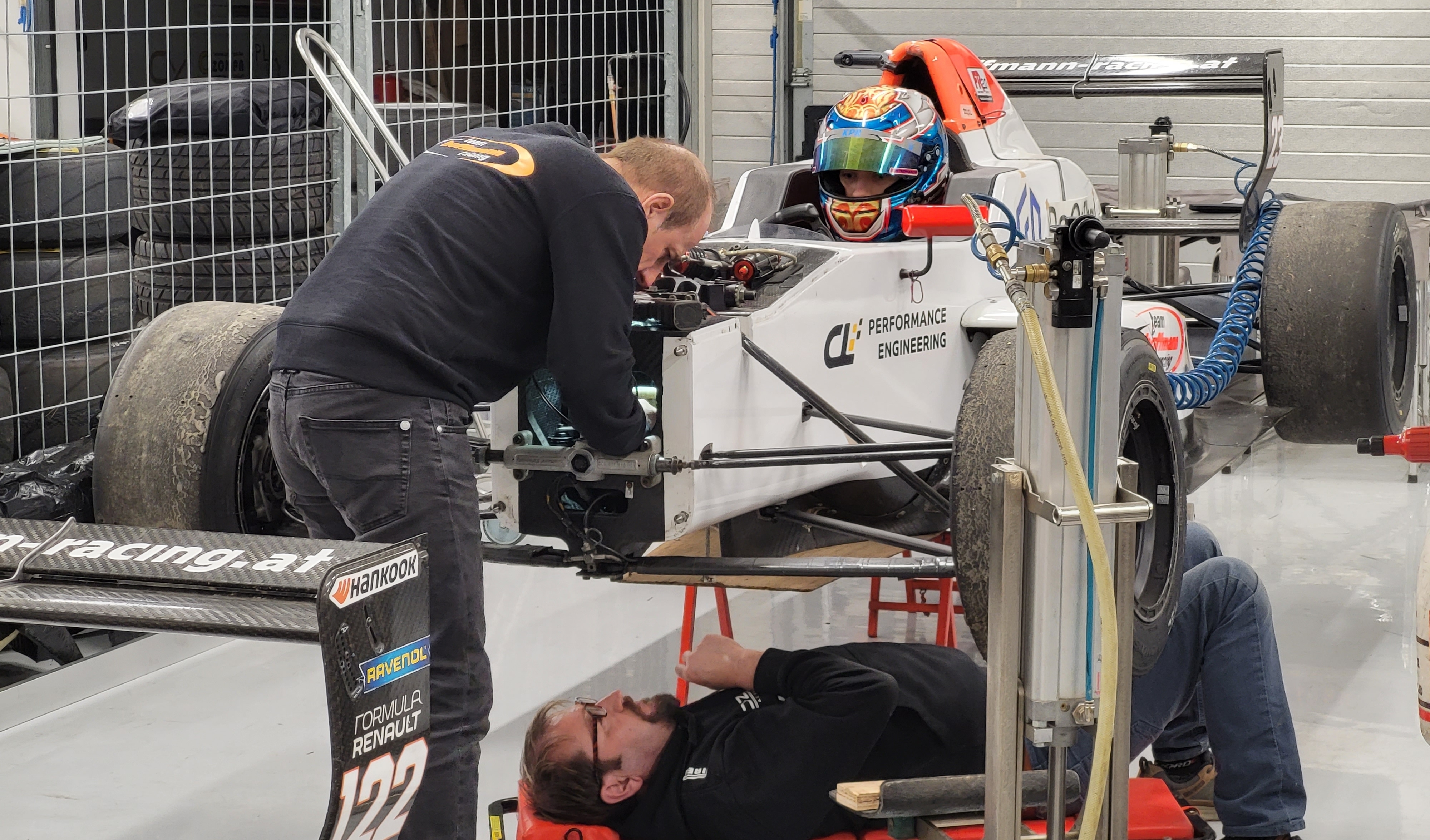 Teamchef Roman Hoffman bei André Petropoulos, während der Mechaniker die Pedale einstellt.    Bild: z