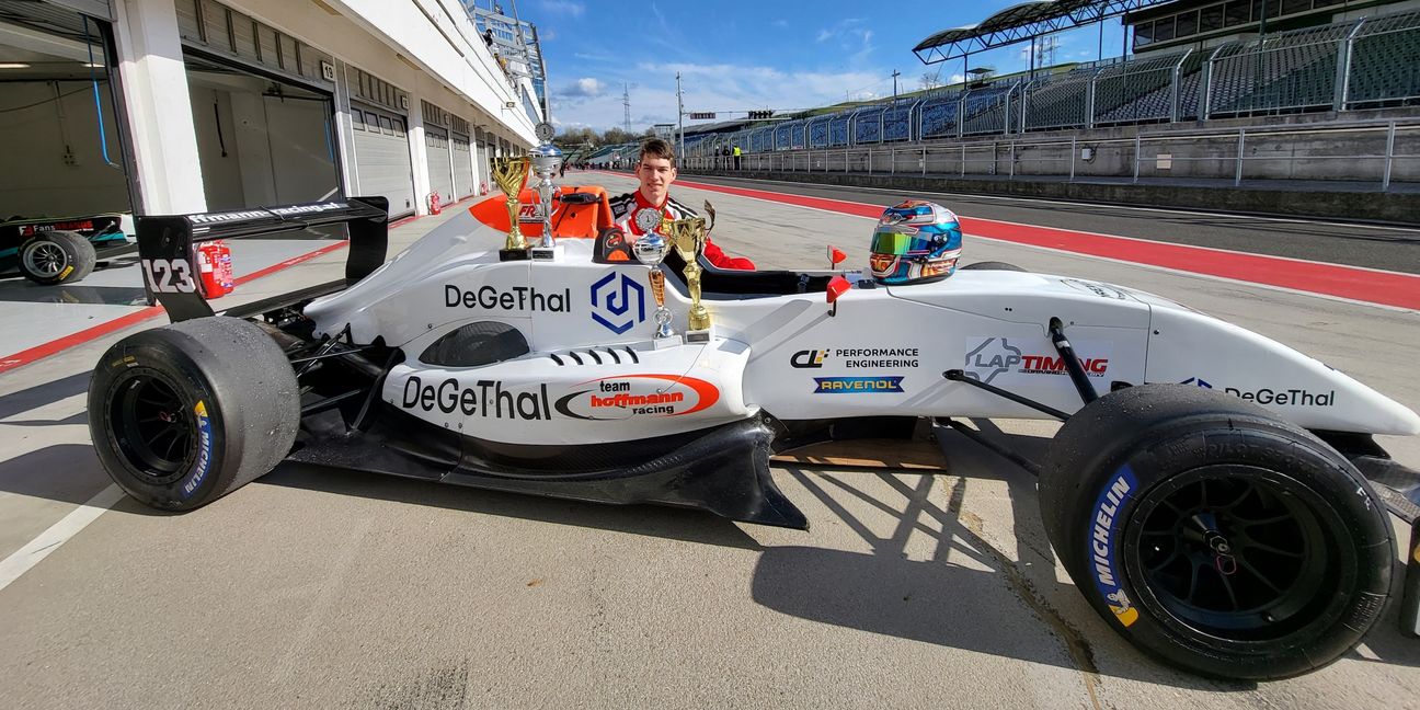 Reich dekoriert: Der 18-jährige mit seiner Pokalsammlung vom Hungaroring.  Bild: z