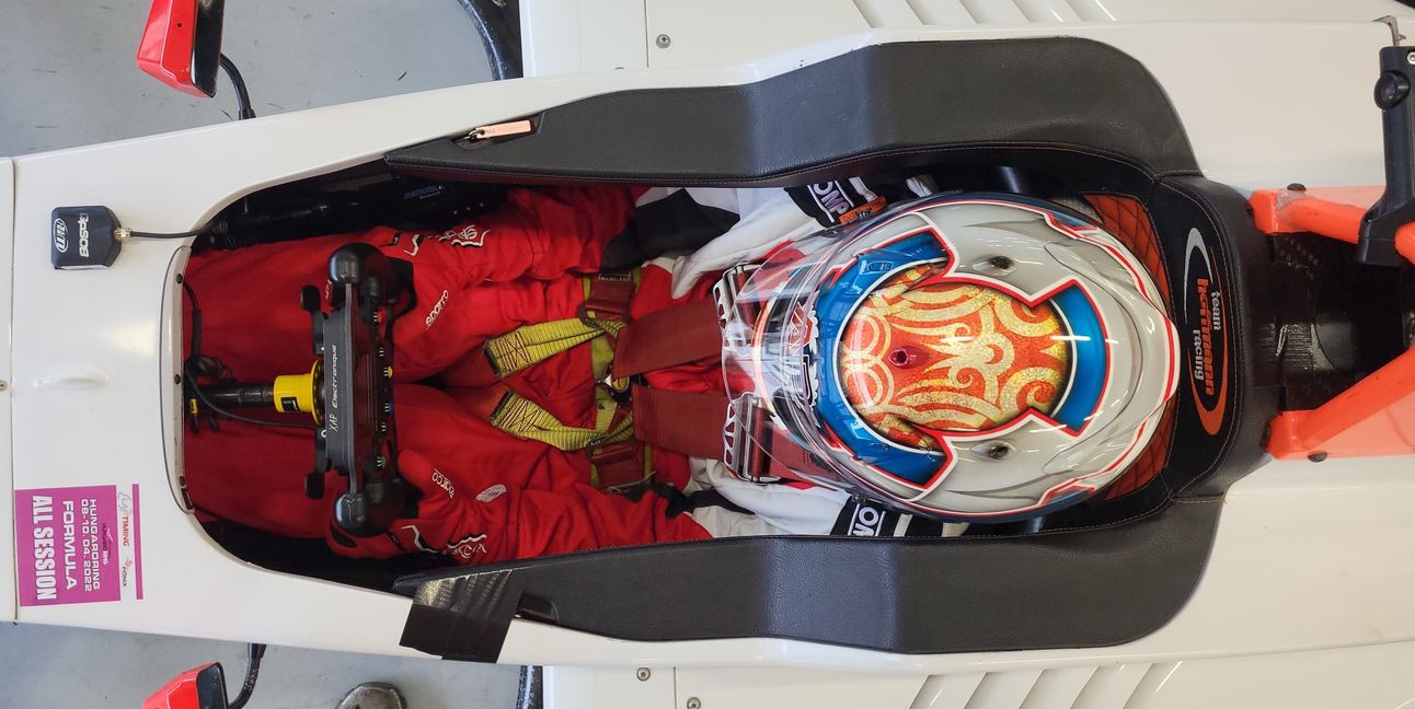 Passt wie angegossen: André Petropoulos im Cockpit aus der Vogelperspektive.   Bild: z