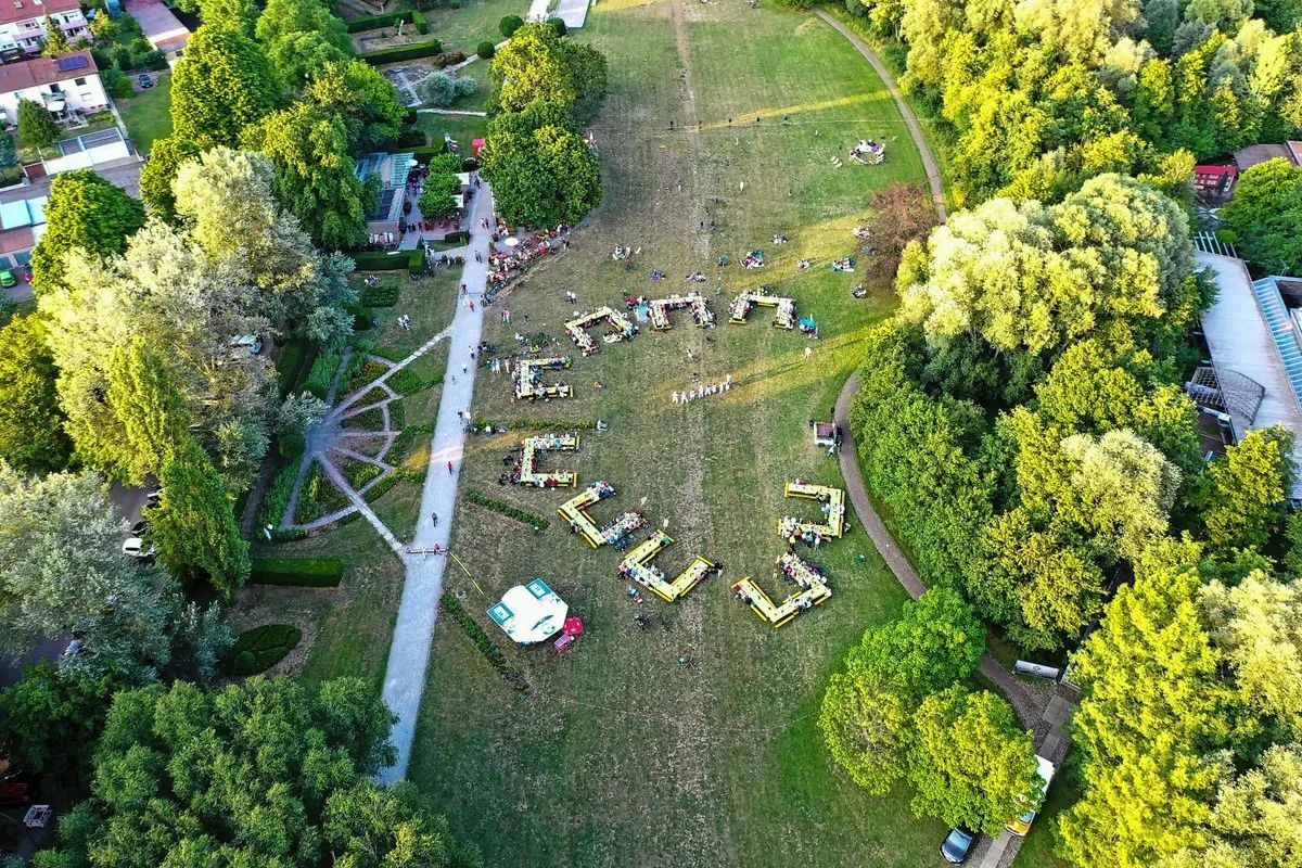 Das Bürgerpicknick zum Biennale-Finale aus der  Vogelperspektive. Bild: Dettenmeyer
