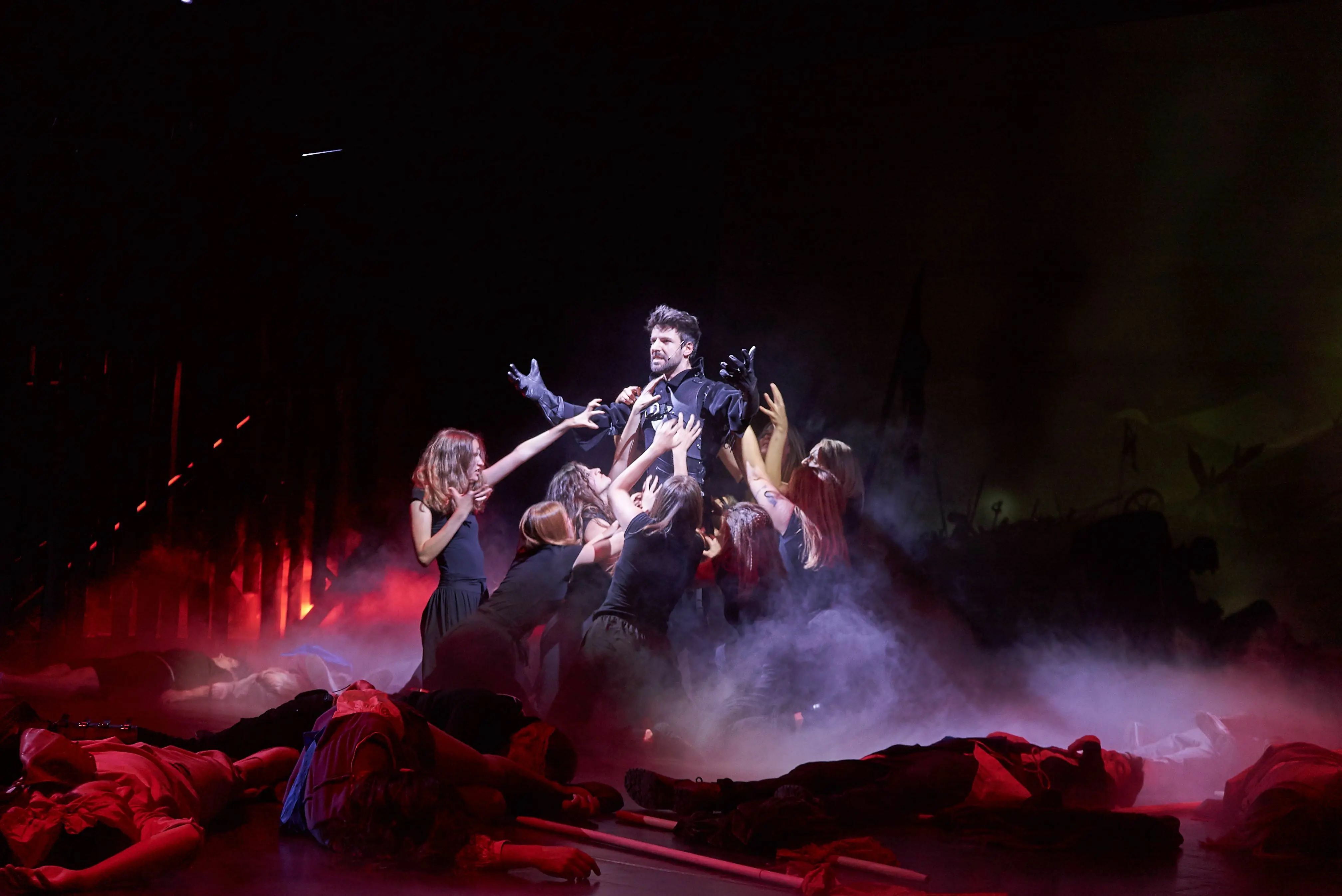 Eindrucksvolle Bilder,  aufwendige Technik, starke Musik: Die Rock-Oper  „Die Schwarze Mühle“  gehörte zweifellos zu den  Biennale-Highlights. Bild: Heiden