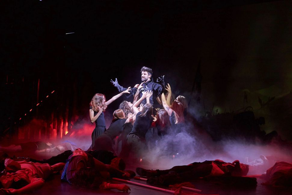 Eindrucksvolle Bilder,  aufwendige Technik, starke Musik: Die Rock-Oper  „Die Schwarze Mühle“  gehörte zweifellos zu den  Biennale-Highlights. Bild: Heiden