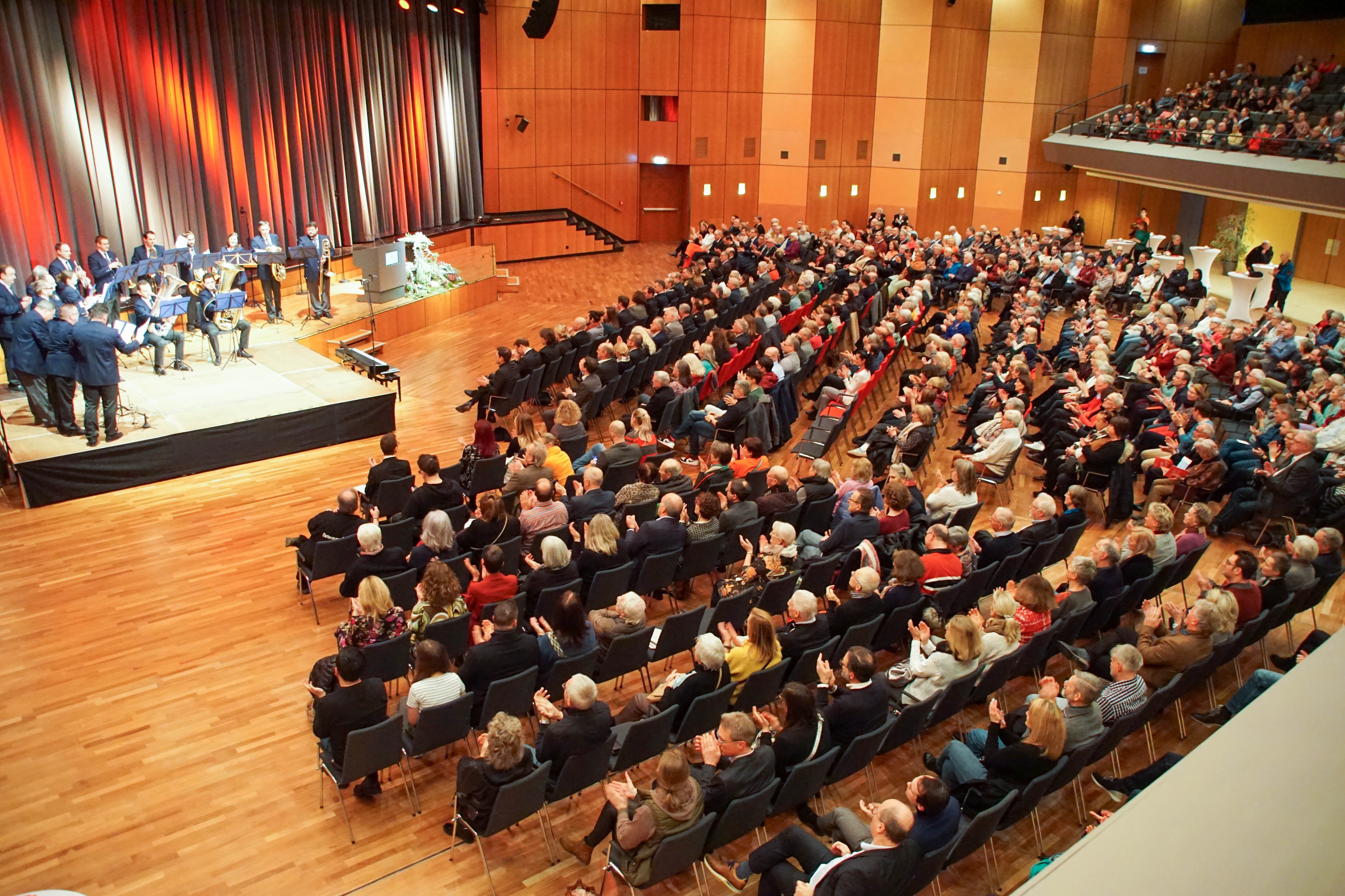 Der Europasaal der Kongresshalle war am Sonntag nahezu voll besetzt. Bild: Dettenmeyer
