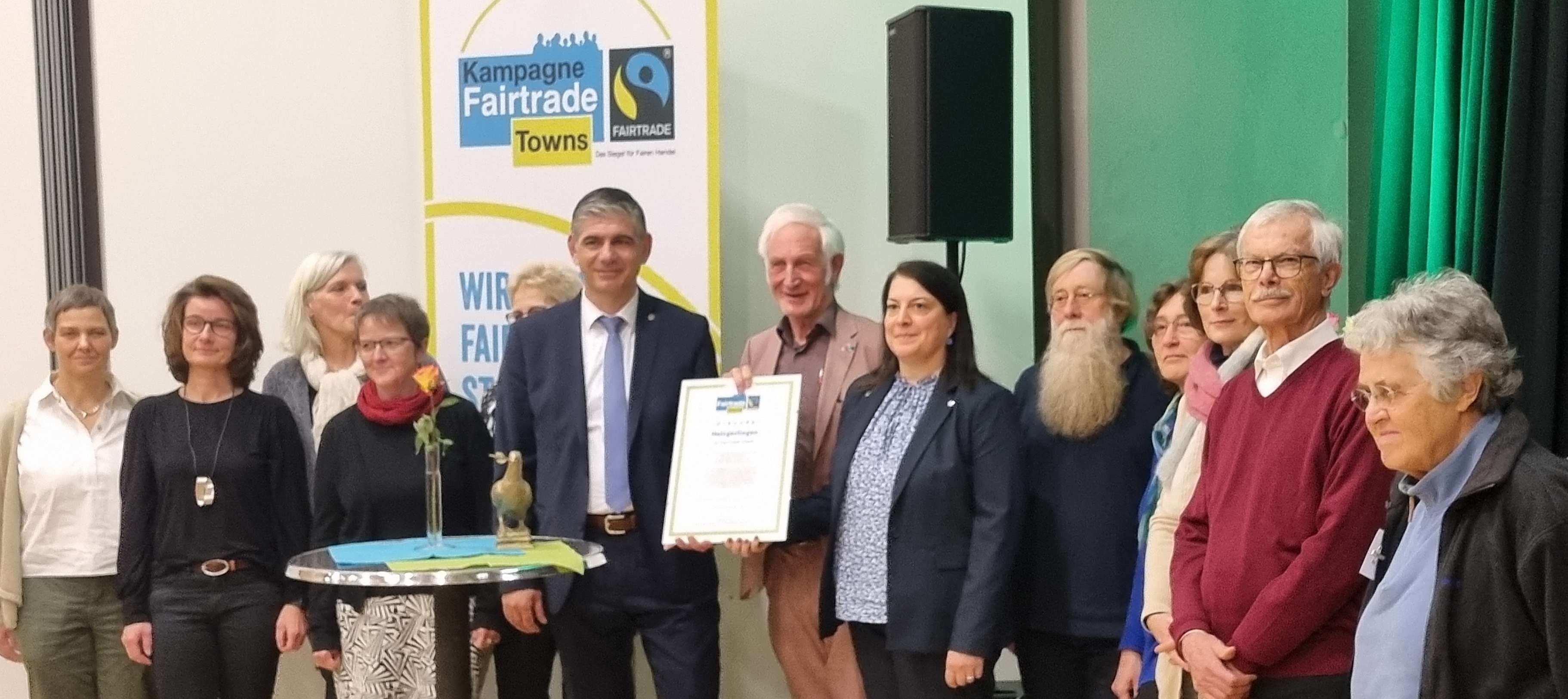 Manfred Holz (Mitte), Ehrenbotschafter der Initiative Fairtrade-Towns, überreicht der Holzgerlinger Arbeitsgruppe um Bürgermeister Ioannis Delakos (nebenstehend links) und Antonietta Scarano-Salemi (nebenstehend rechts) die Urkunde, auf der steht, dass Holzgerlingen jetzt offiziell Fairtrade-Stadt ist.  Bild: Hamann