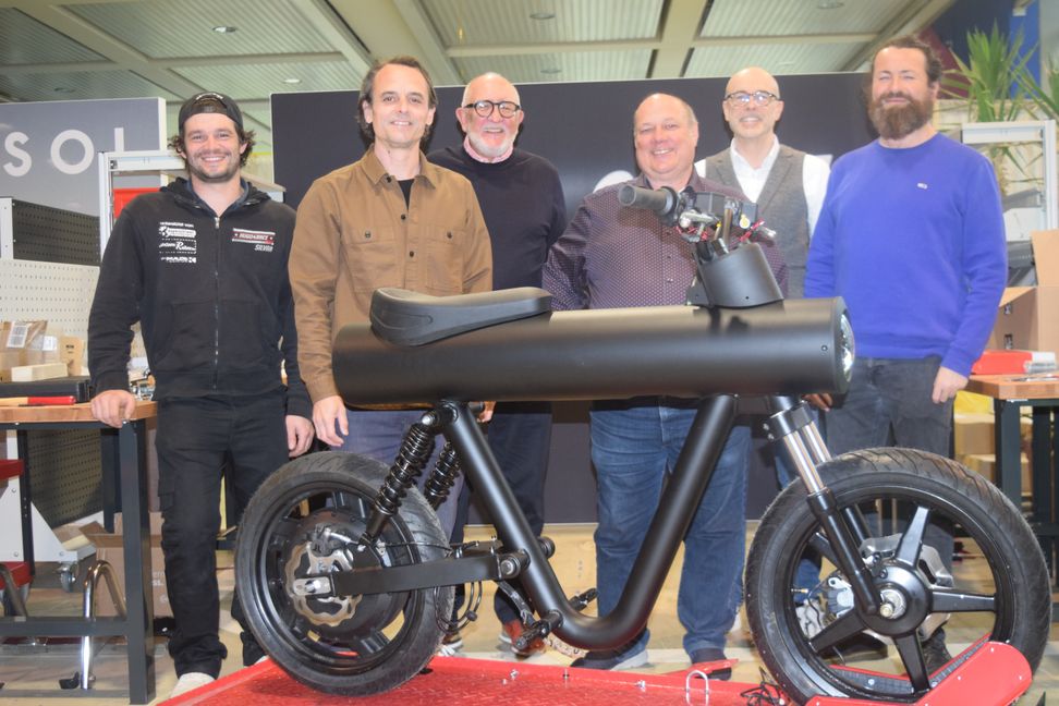 Auf gute Zusammenarbeit (von links): Silvan Senner und Manuel Messmer von der SOL Motors GmbH sowie Wolfgang Vogt, Harald Grumser, Frank Frost und Timo Dufner von Ai xpress.