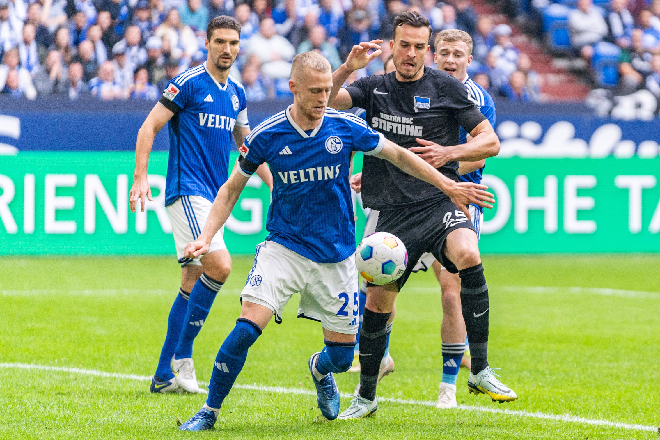In der 2. Bundesliga kämpft Timo Baumgartl mit dem FC Schalke 04 gegen den Abstieg, doch mit seiner Kampagne zu Vorsorge-Untersuchungen gegen Krebs hat der Maichinger bundesweites Interesse geweckt. Bild:  Eibner-Pressefoto/Bahho Kara