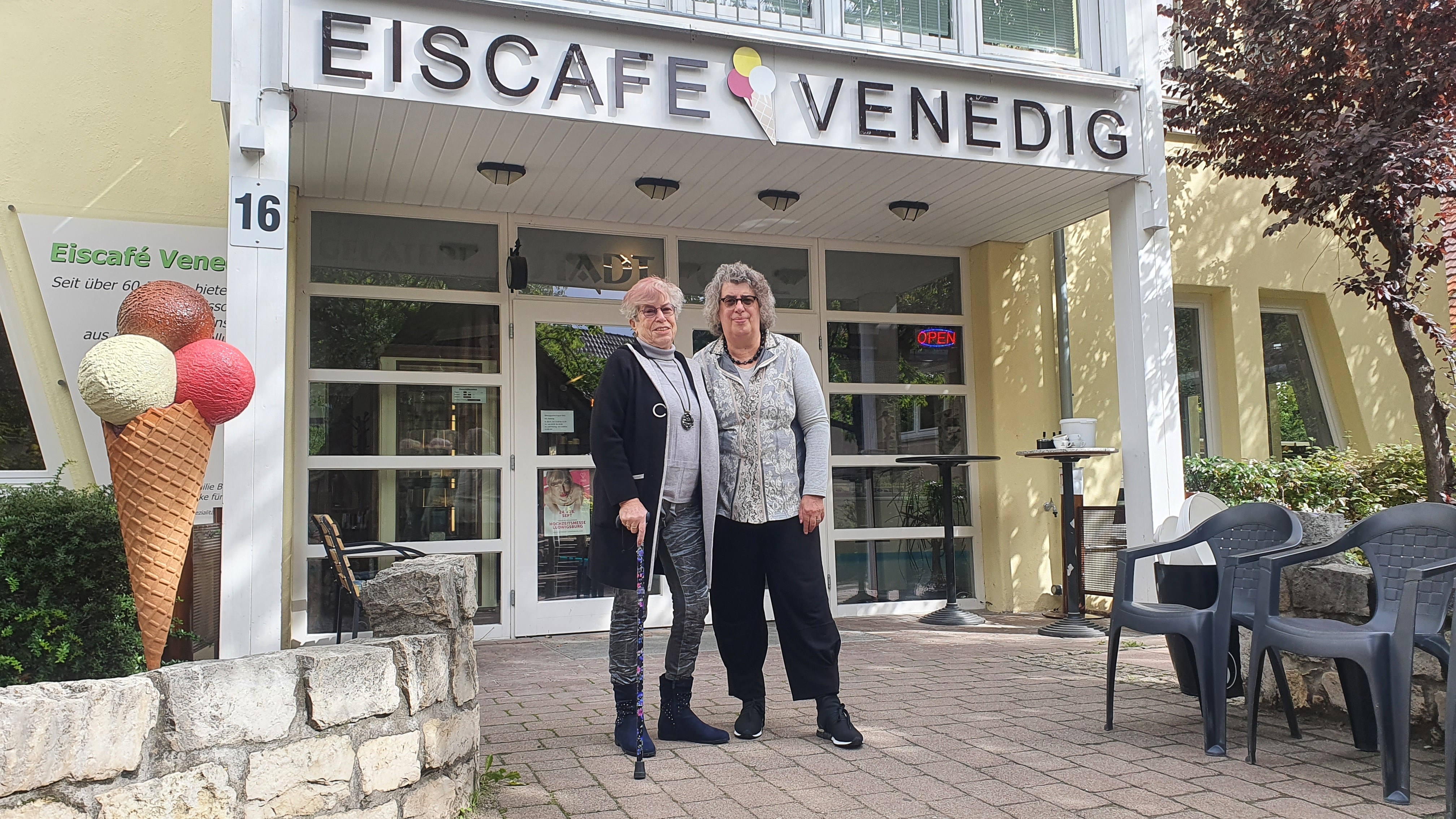 Elfriede Wörner und Monika Ziegler-Seidl vor dem Eiscafé in der Ziegelstraße 16. Die Eigentümergemeinschaft hatte gehofft, unkomplizierter auf Fernwärme umsteigen zu kommenen.          Bild: Wegner
