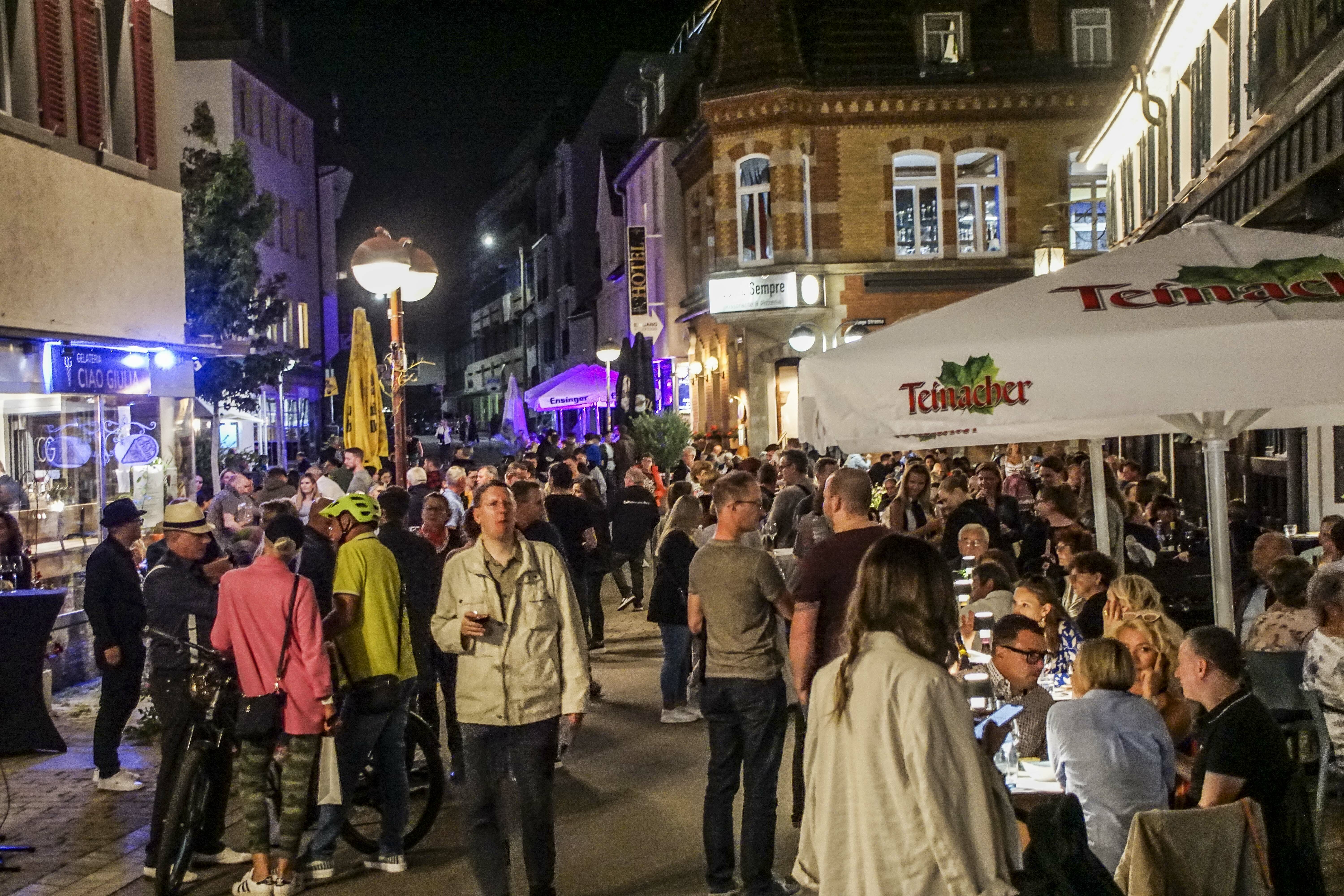Am Freitagabend fand der achte Sindelfinger Weinspaziergang überwältigenden Anklang.    Bild: Dettenmeyer