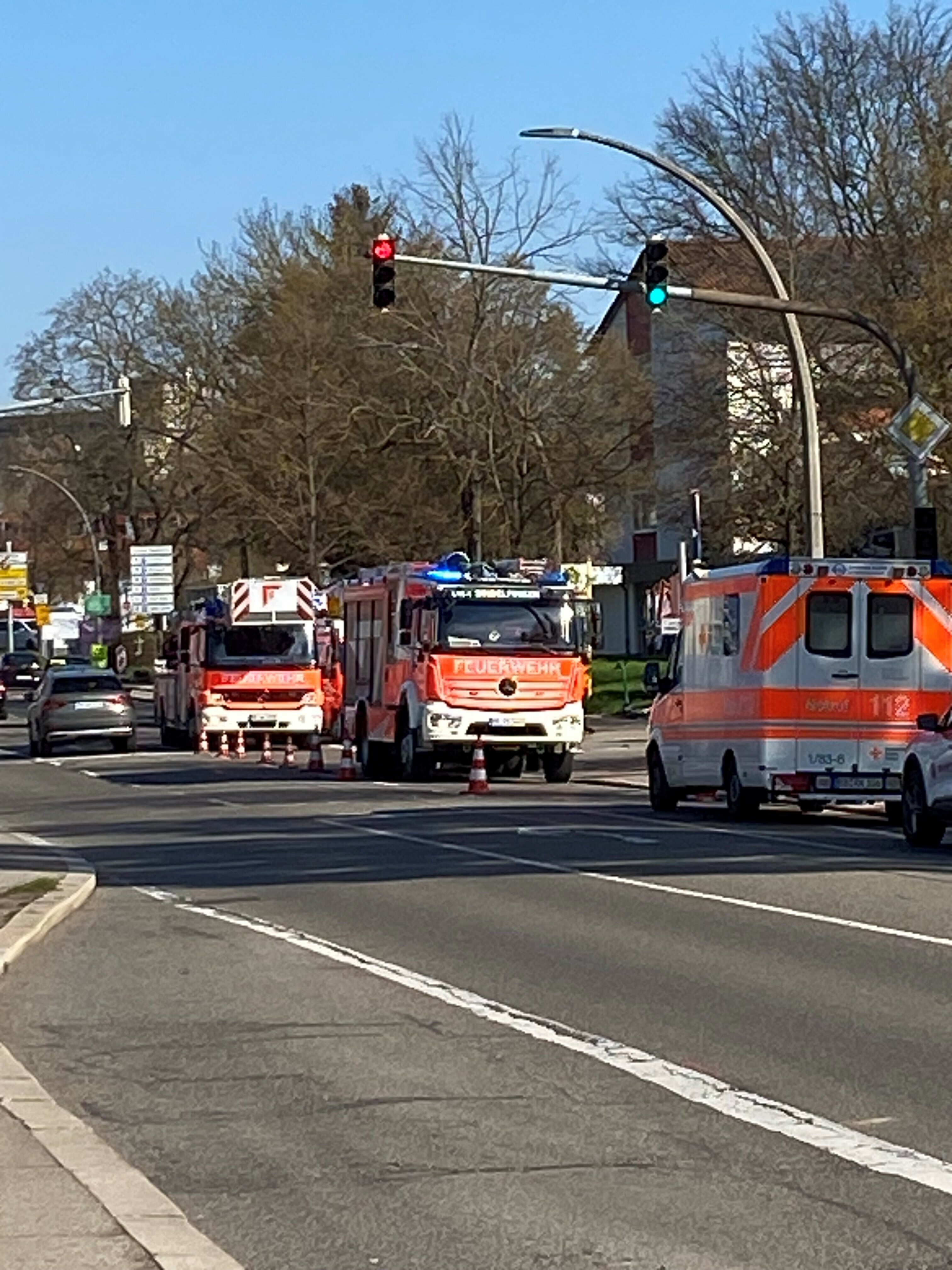 Die Einsatzfahrzeuge der Feuerwehr in der Böblinger Straße. Bild: Hamann
