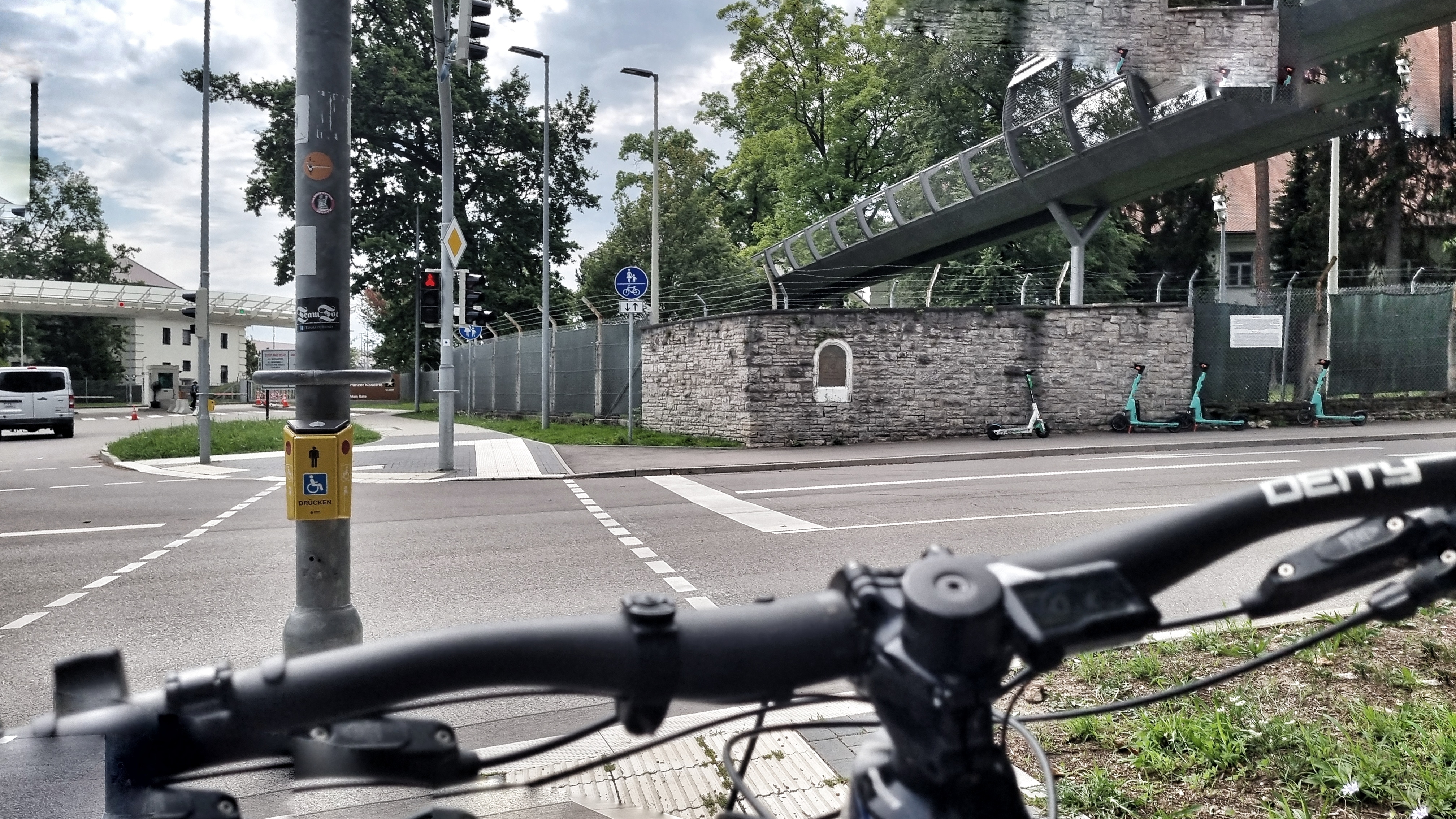 Haltestelle Herdweg: Radfahrer müssen im Bereich der Einfahrt zur Panzerkaserne oftmals jede Menge Geduld mitbringen, bis die Ampel für sie auf Grün springt. Bild: Hamann