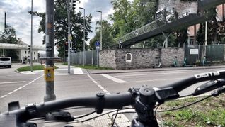 Haltestelle Herdweg: Radfahrer müssen im Bereich der Einfahrt zur Panzerkaserne oftmals jede Menge Geduld mitbringen, bis die Ampel für sie auf Grün springt. Bild: Hamann
