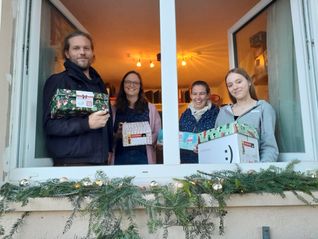 Philip Smaczny, Michelle Fischer, Ludmila Liebendörfer und Praktikantin Carla Cicek (von links) sind einige der fleißigen Helfer der Aktion „Weihnachten für alle“. Bild: z
