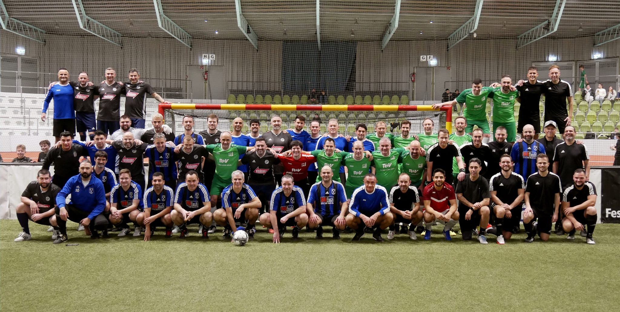 Die Kicker des GSV Maichingen (grüne Trikots) hatten am späten Sonntagabend die Nase vorn beim AH-Städtecup.