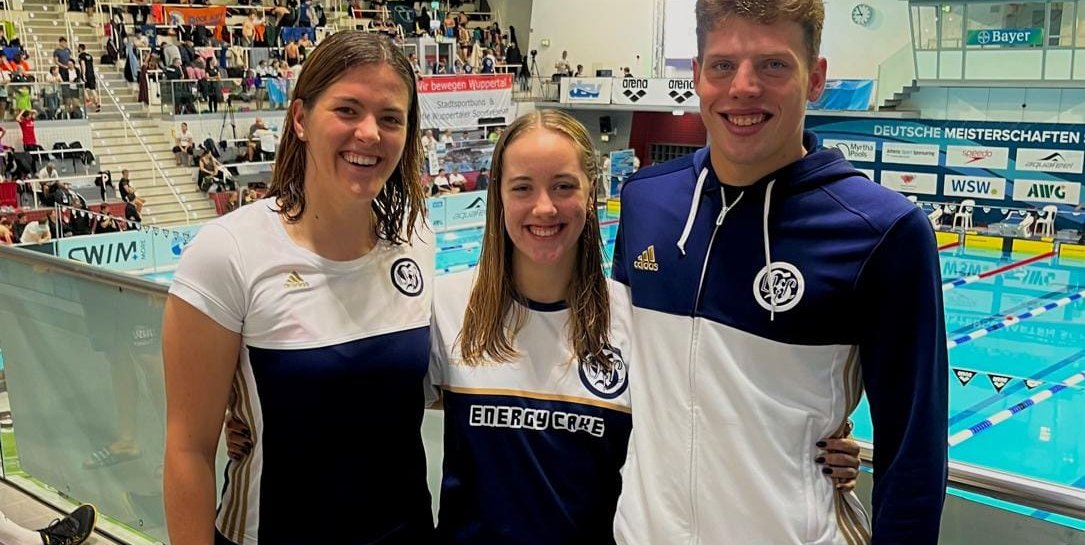 Drei Sindelfinger in der Schwimmoper: Franziska Hauptmann. Lena Christin Manz und Marc Sauer (von links)