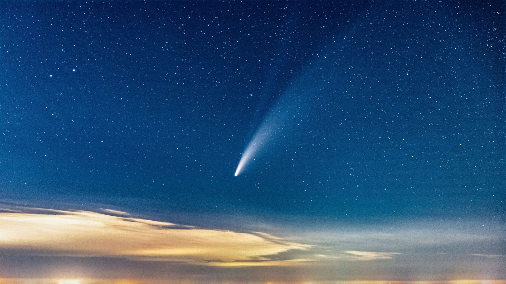 Auf dem Bild zu sehen: Der Komet NEOWISE über dem Ozean. Ein neu entdeckter Komet wird am Abendhimmel auf der Erde sichtbar sein (Archivfoto).