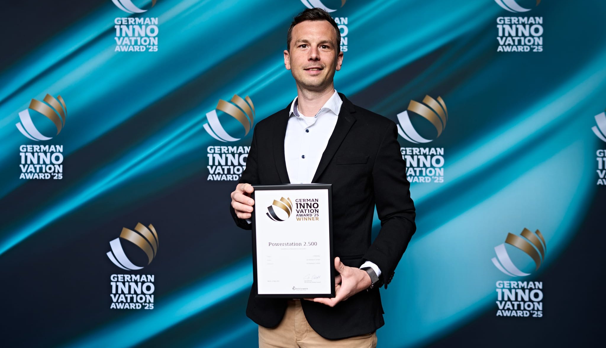 Dr. Alexander U. Kayser freut sich über den „German Innovation Award 2025“.