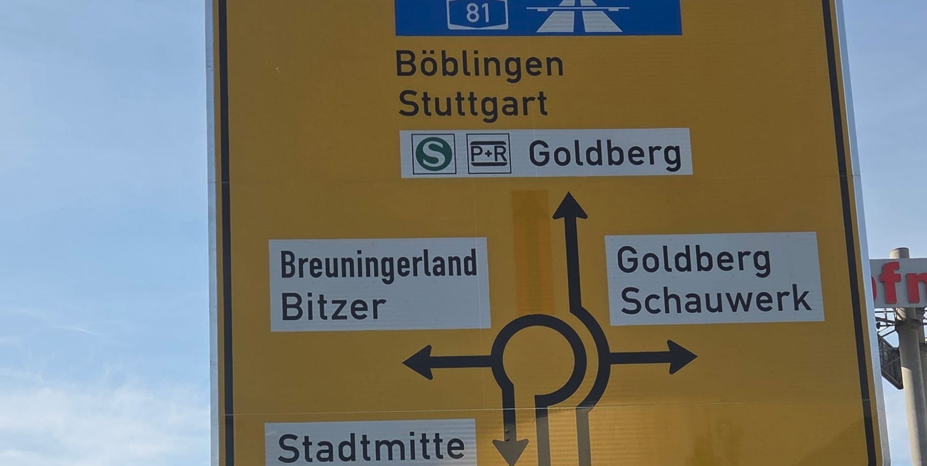 Frieder Krug meint zu diesem Schild: "Das ist für die schnelle Orientierung im fließenden Verkehr ein bisschen viel verlangt."