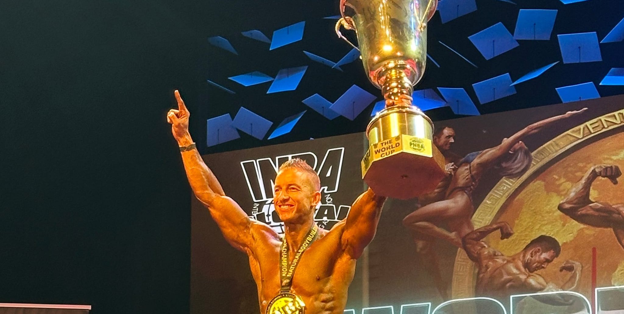 Christian Kellenberger setzt sich beim Worldcup in Los Angeles die Krone auf.Bild: z