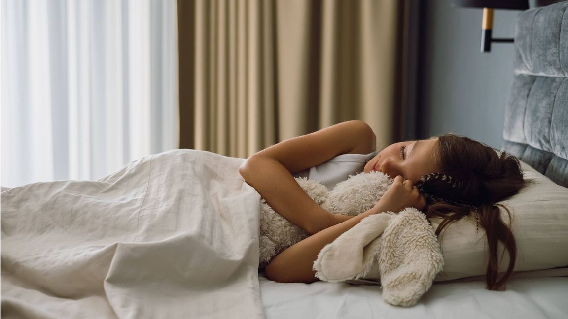 Unentbehrlich zum Einschlafen: Kuscheltier im Bett eines Mädchens