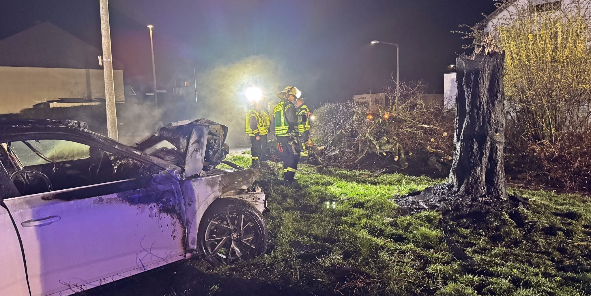 Folgenschwerer Unfall in Renningen: Das Auto prallte gegen einen Baum und ging in Flammen auf.