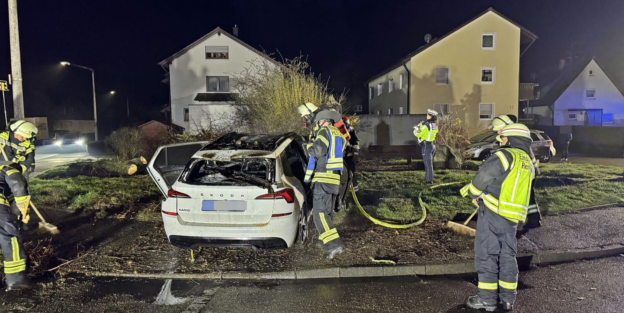 Folgenschwerer Unfall in Renningen: Das Auto prallte gegen einen Baum und ging in Flammen auf.