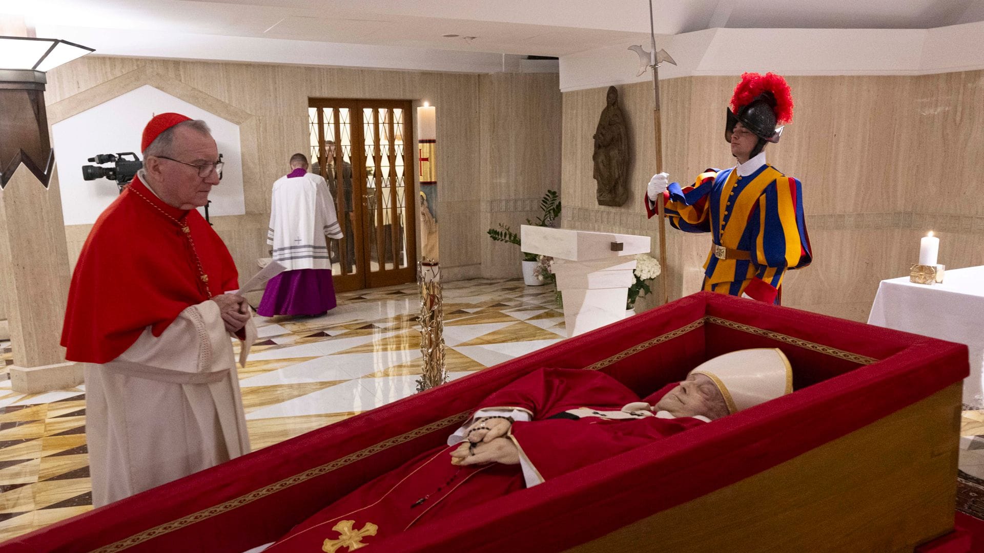 Der tote Papst Franziskus liegt nun in der Kapelle seiner Residenz Santa Marta im offenen Sarg.