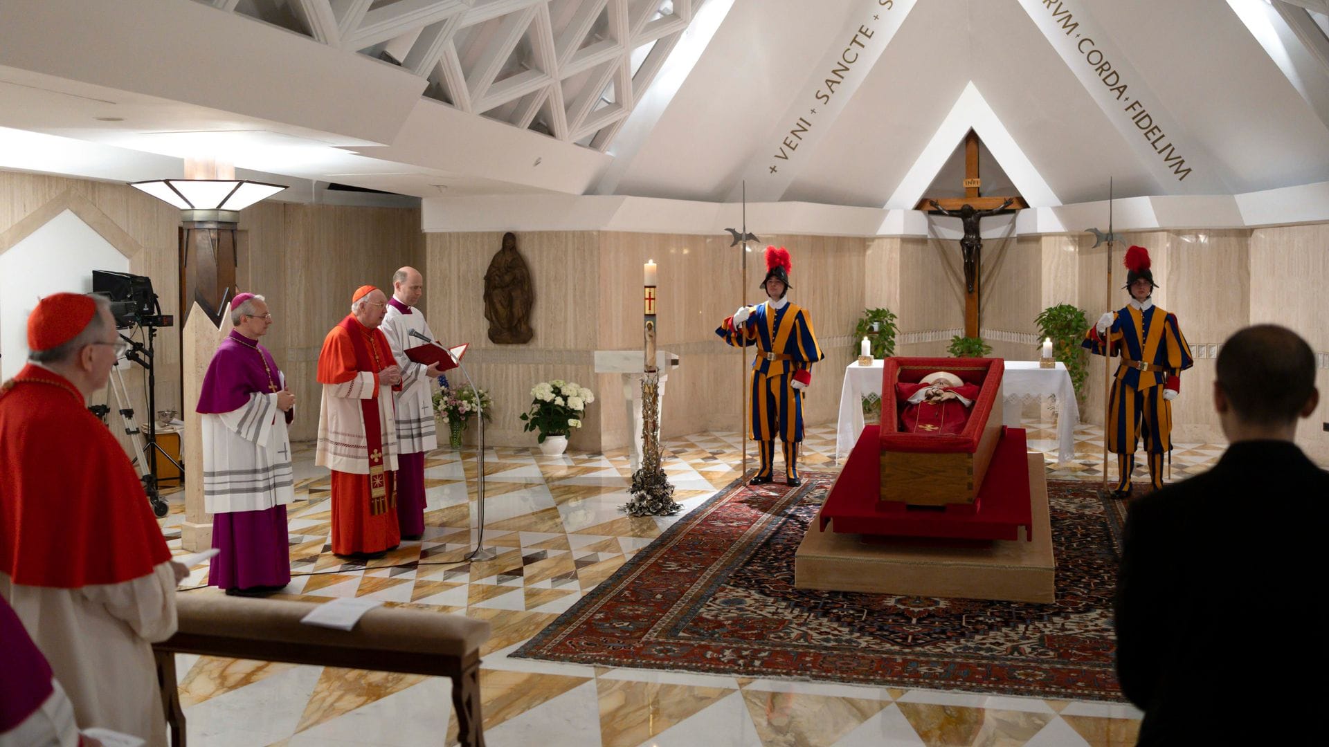 Der tote Papst Franziskus liegt nun in der Kapelle seiner Residenz Santa Marta im offenen Sarg.