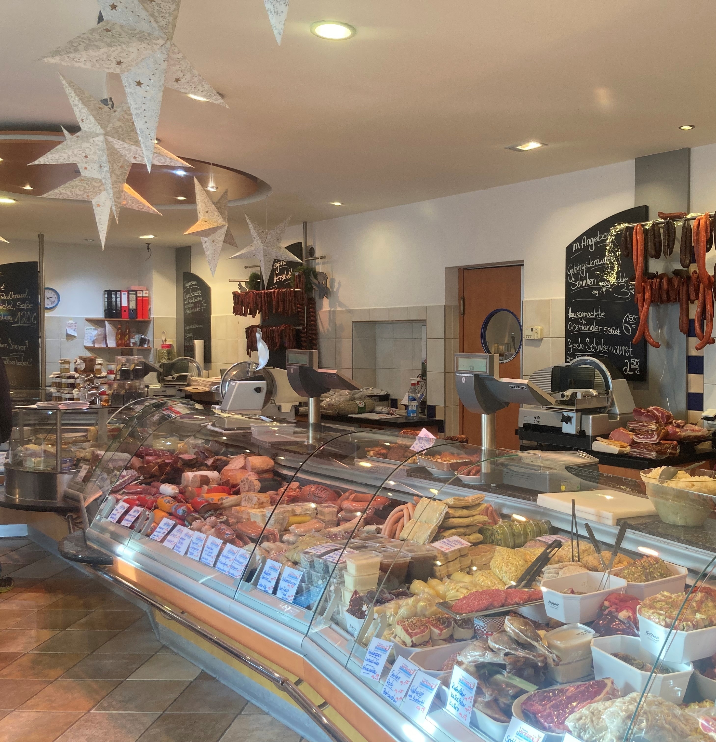Eine vielfältige Auswahl gibt es bei der Metzgerei Hermann: Maultaschen, selbstgemachte Knödel und Steaks warten darauf, entdeckt zu werden. Bild: Gospodarczyk