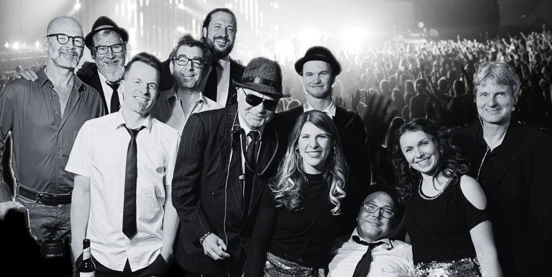 Die Mitglieder der Band Fonky Fonky sorgen für einen stimmungsvollen Tanz in den Mai in Sindelfingen.