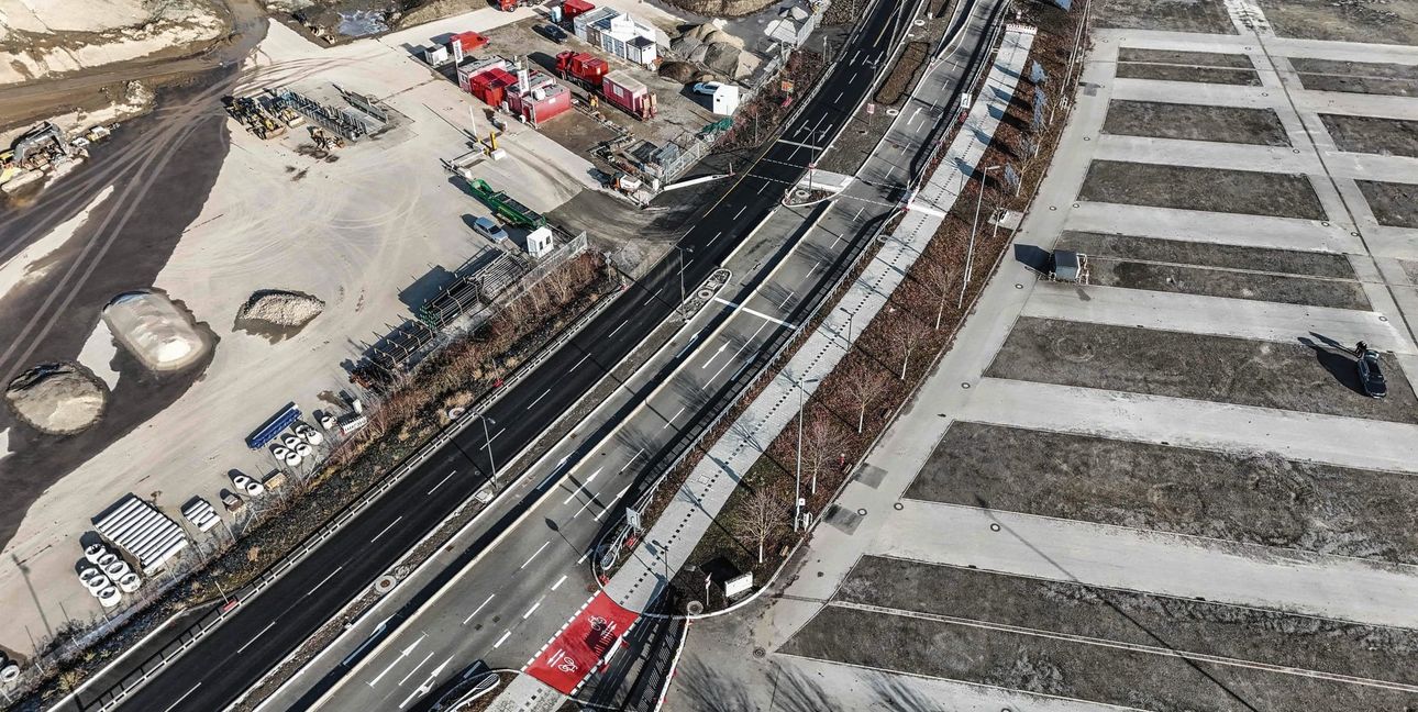 Jetzt gibt es zwei Fahrspuren in jede Richtung. Zuvor wurde es auf Höhe der letzten Bürogebäude von der Hulb kommend einspurig.