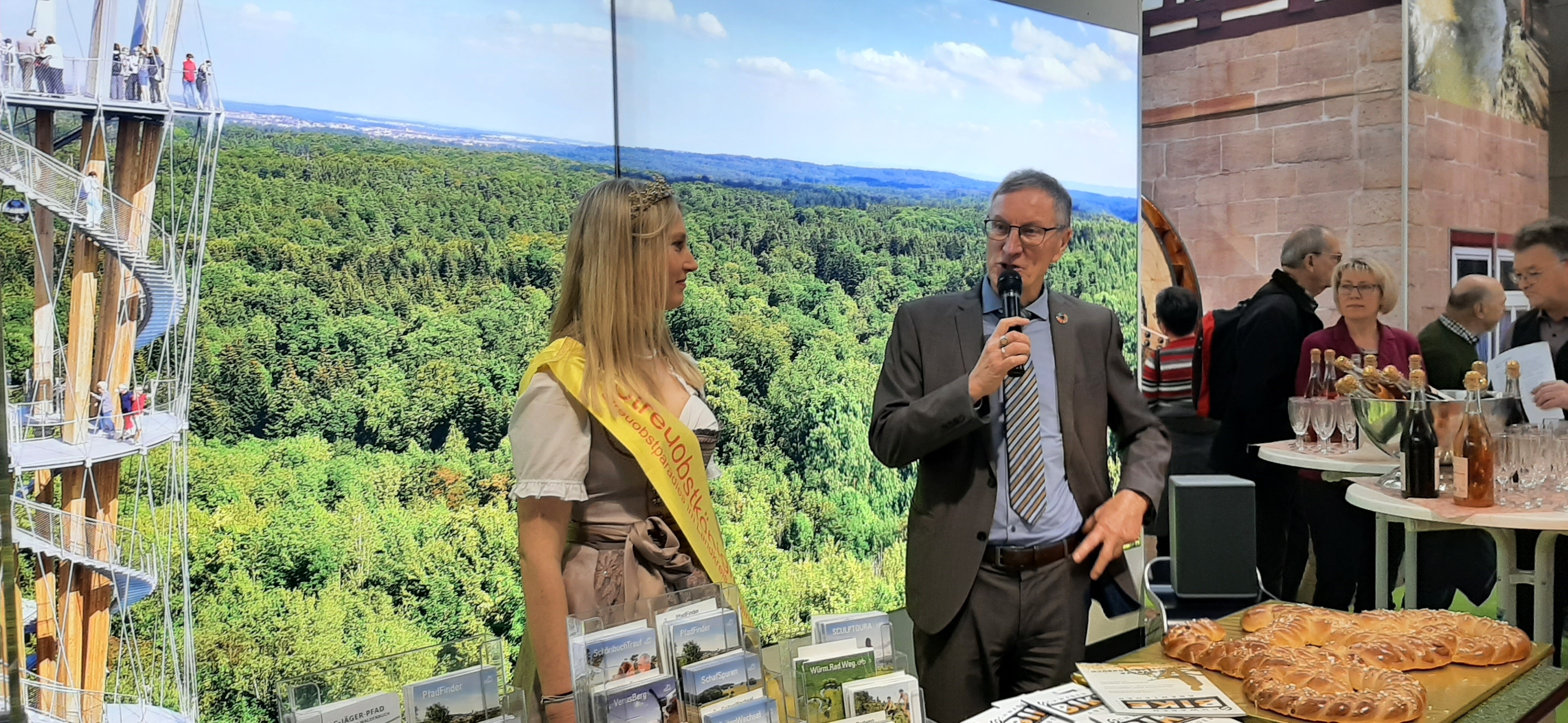 Landrat Roland Bernhard (mit Streuobstkönigin Christina Jung) schwärmte auf der CMT von den Vorzügen des Landkreises.  Bild: Elbers